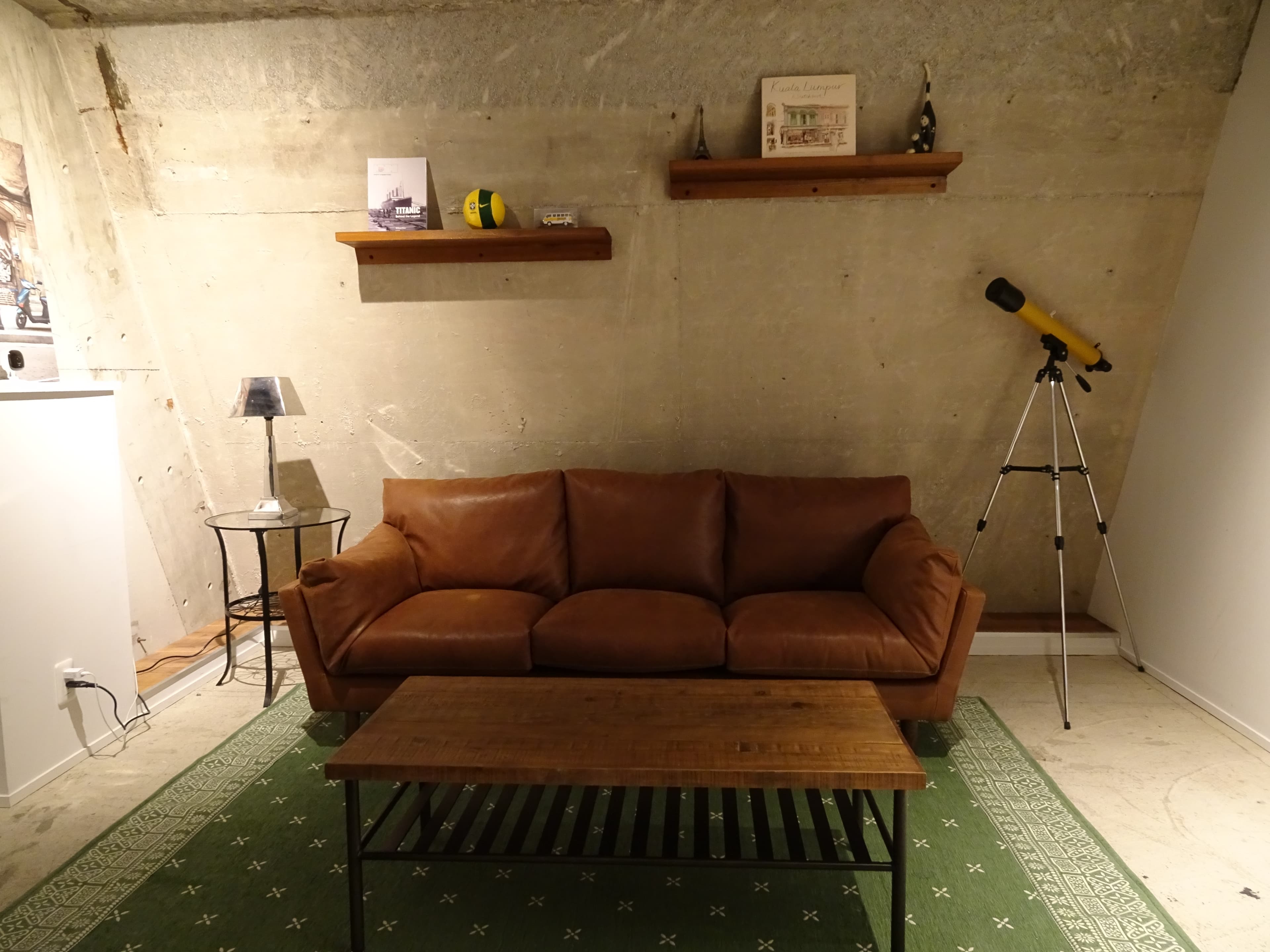 夜は落ち着く照明でくつろげます。スポットライトを動かくことで必要な光量を得ることが可能です。