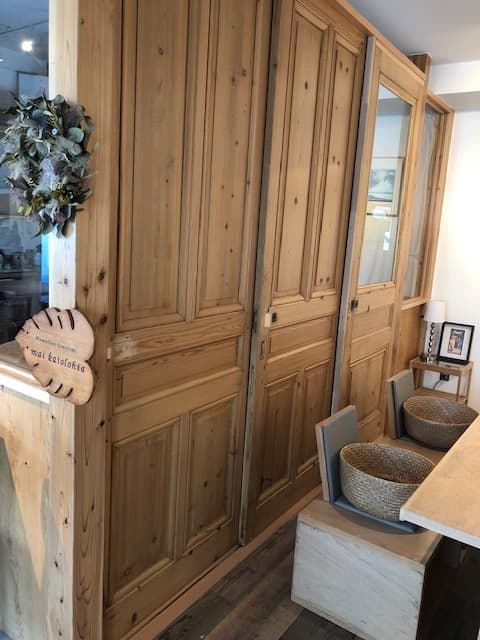 サロン入り口のドアを閉めると完全に独立した一室となります(Café側からの見え方)