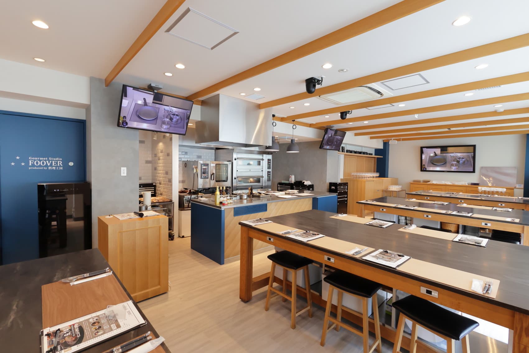 シェフ台の前に横一列にテーブル4台が並んでいます。