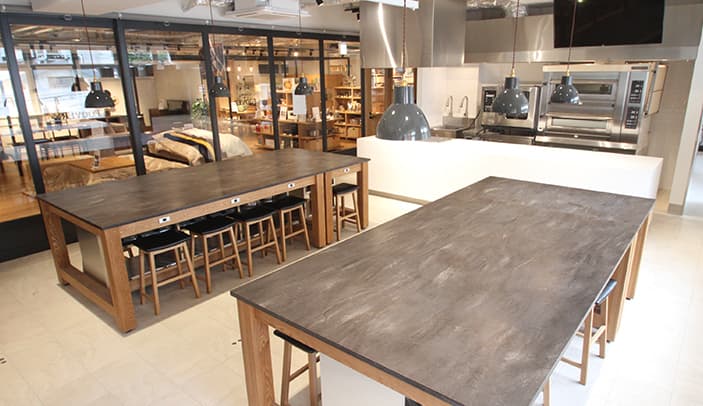 テーブルは4台+シェフ台1台、1テーブルに8名まで着席可能です。