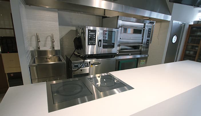 シェフ台には2台の電磁調理器があります。