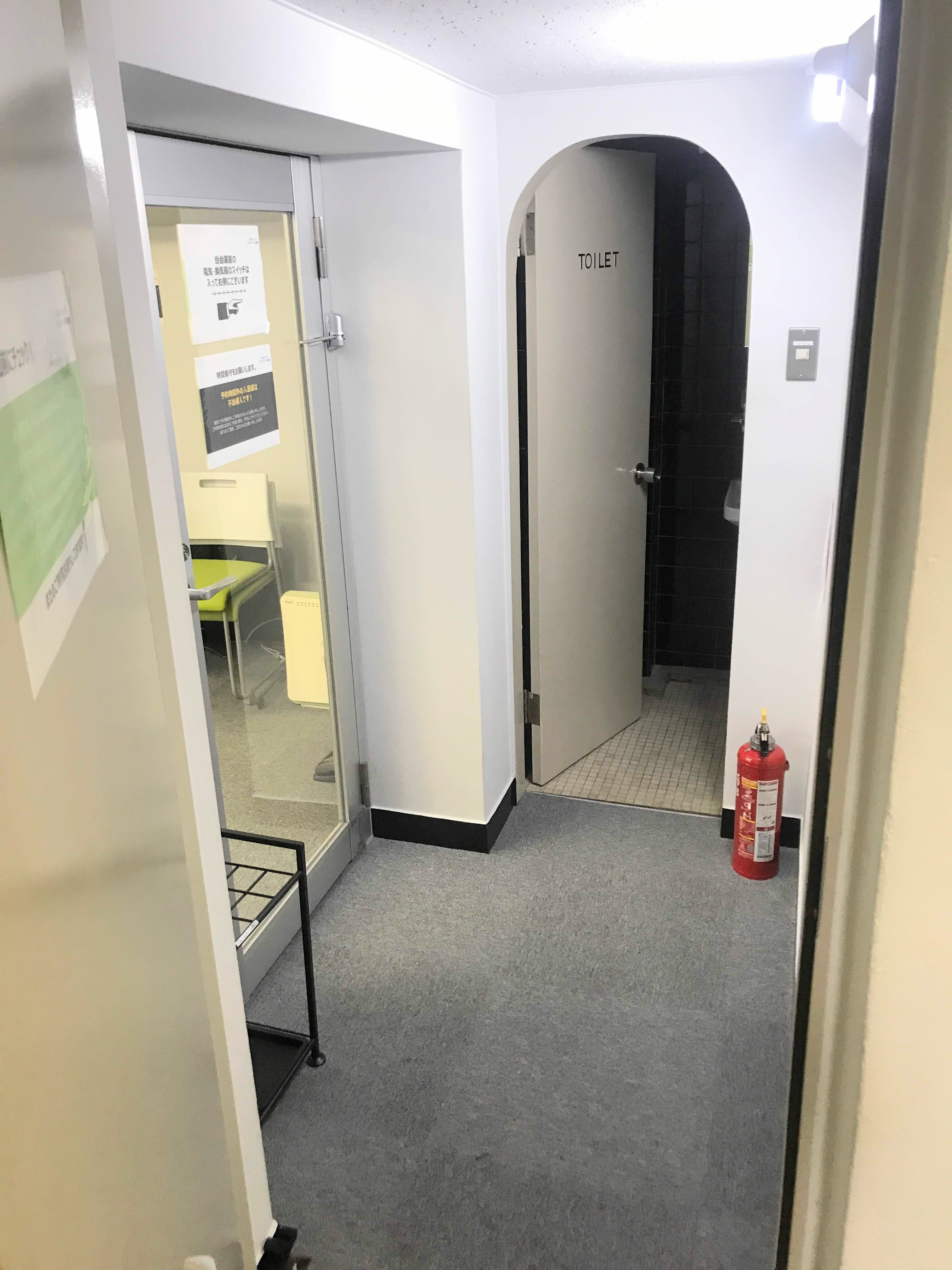 ブルースペース神田1 入り口付近(奥がトイレで左がスペースとなります。