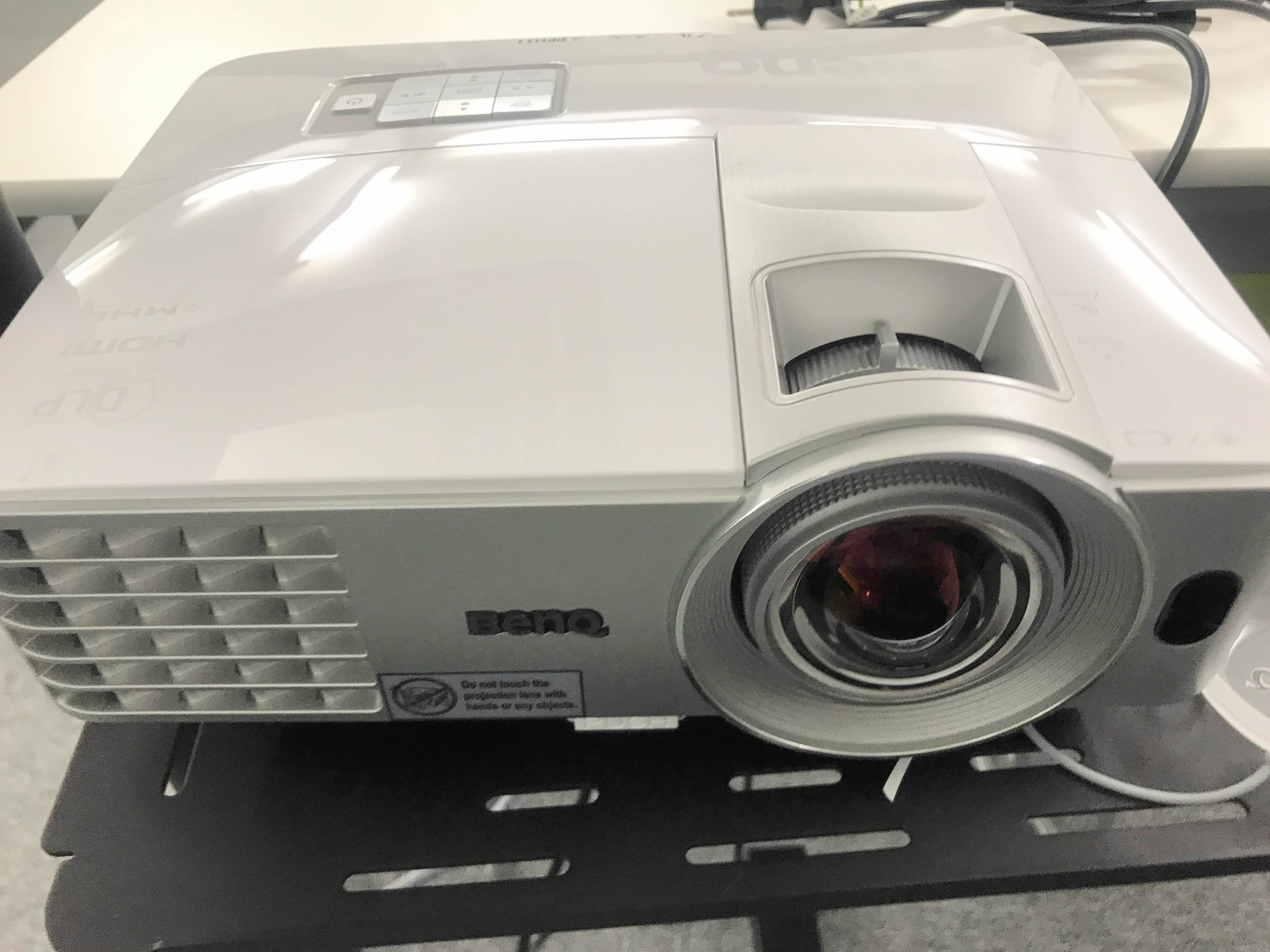 【備品】BenQプロジェクター(単焦点)レンズ側
