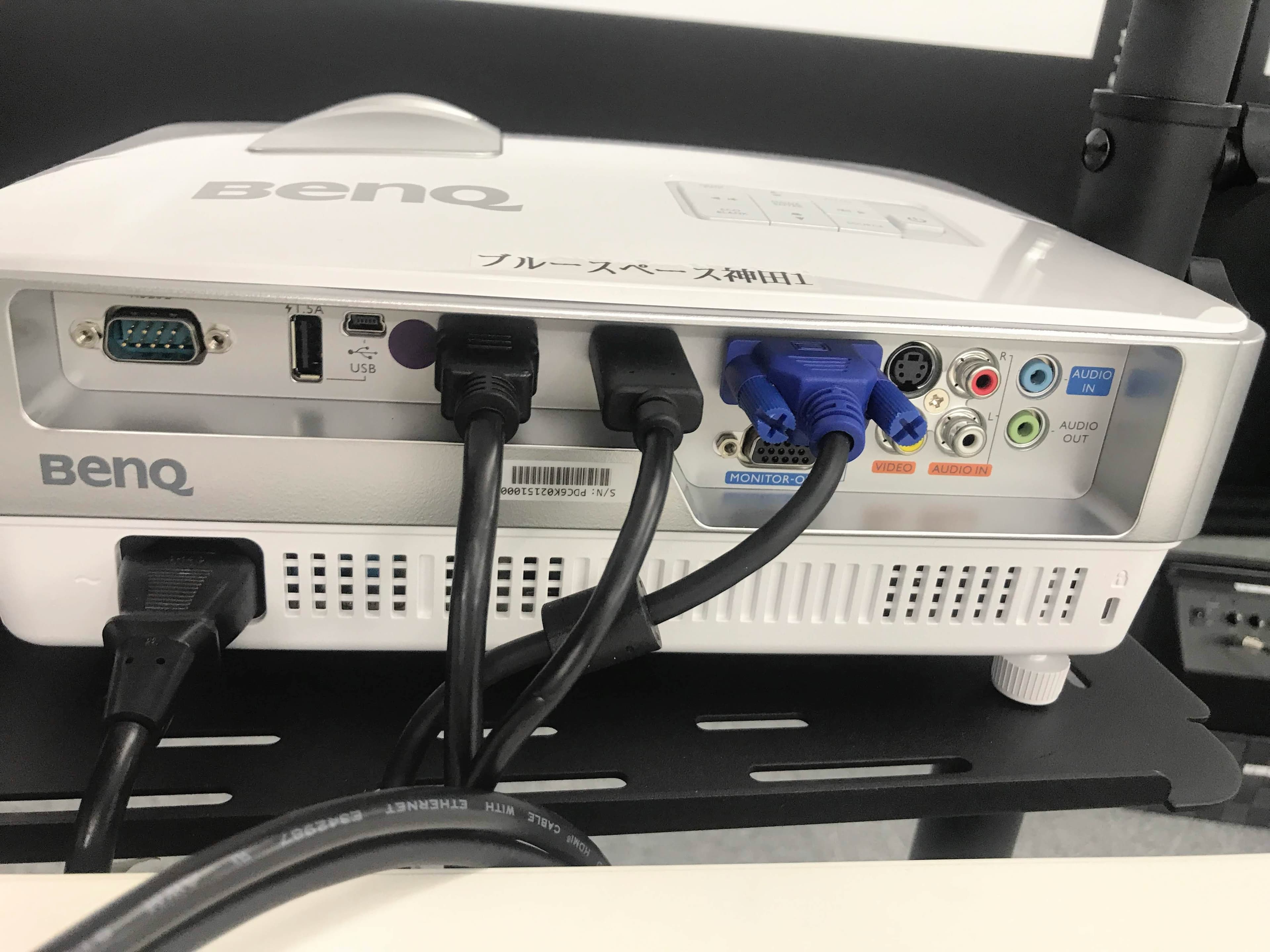 【備品】BenQプロジェクター(単焦点)後方側 HDIM2つ、DVI2つ刺さります。
