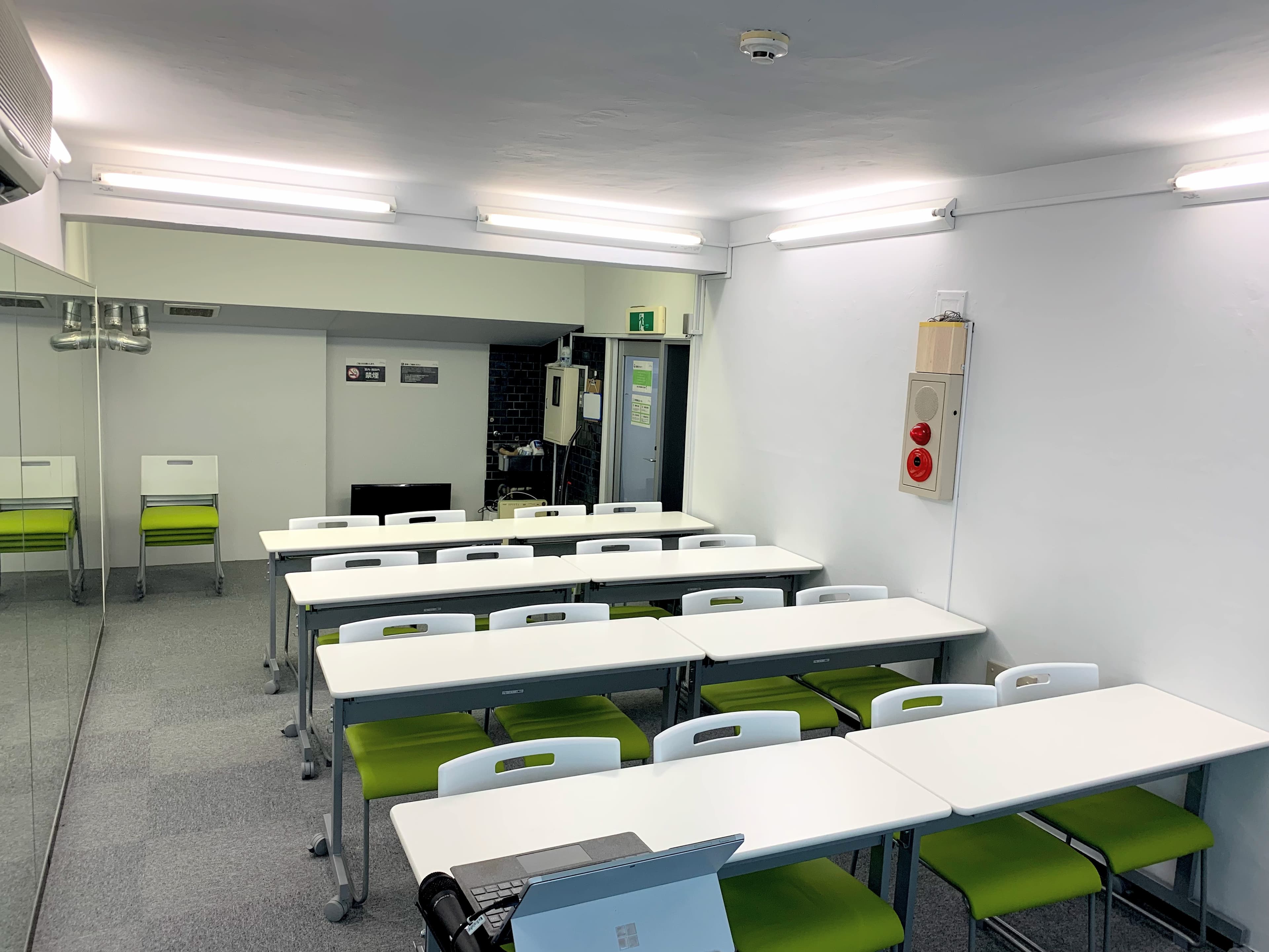 セミナー型設置イメージ(前から) 最大16席着席可能!