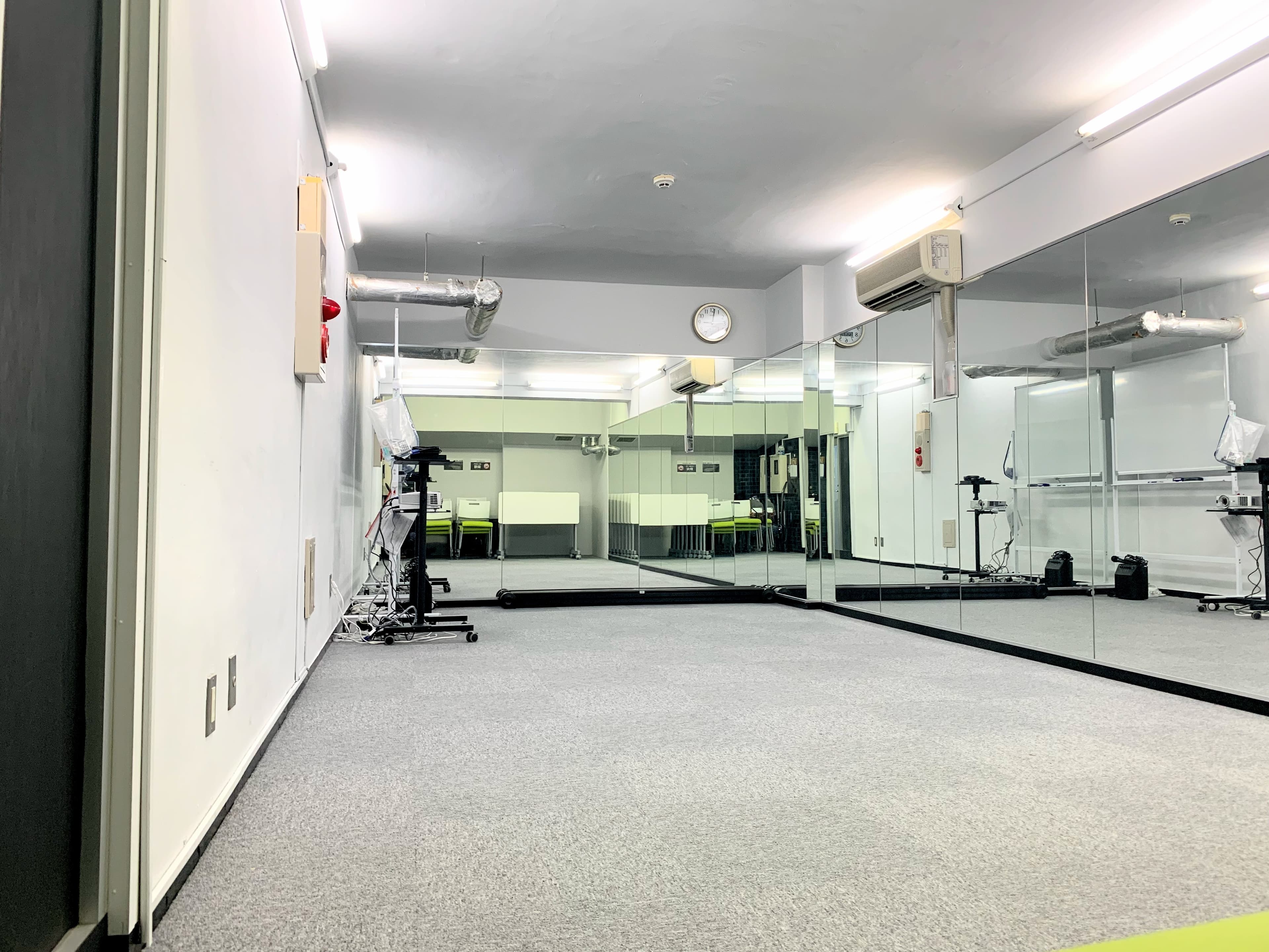 ヨガ・ダンスレッスン時のイメージ 忘年会・結婚式の出し物練習に最適 椅子だけ設置なら最大20席