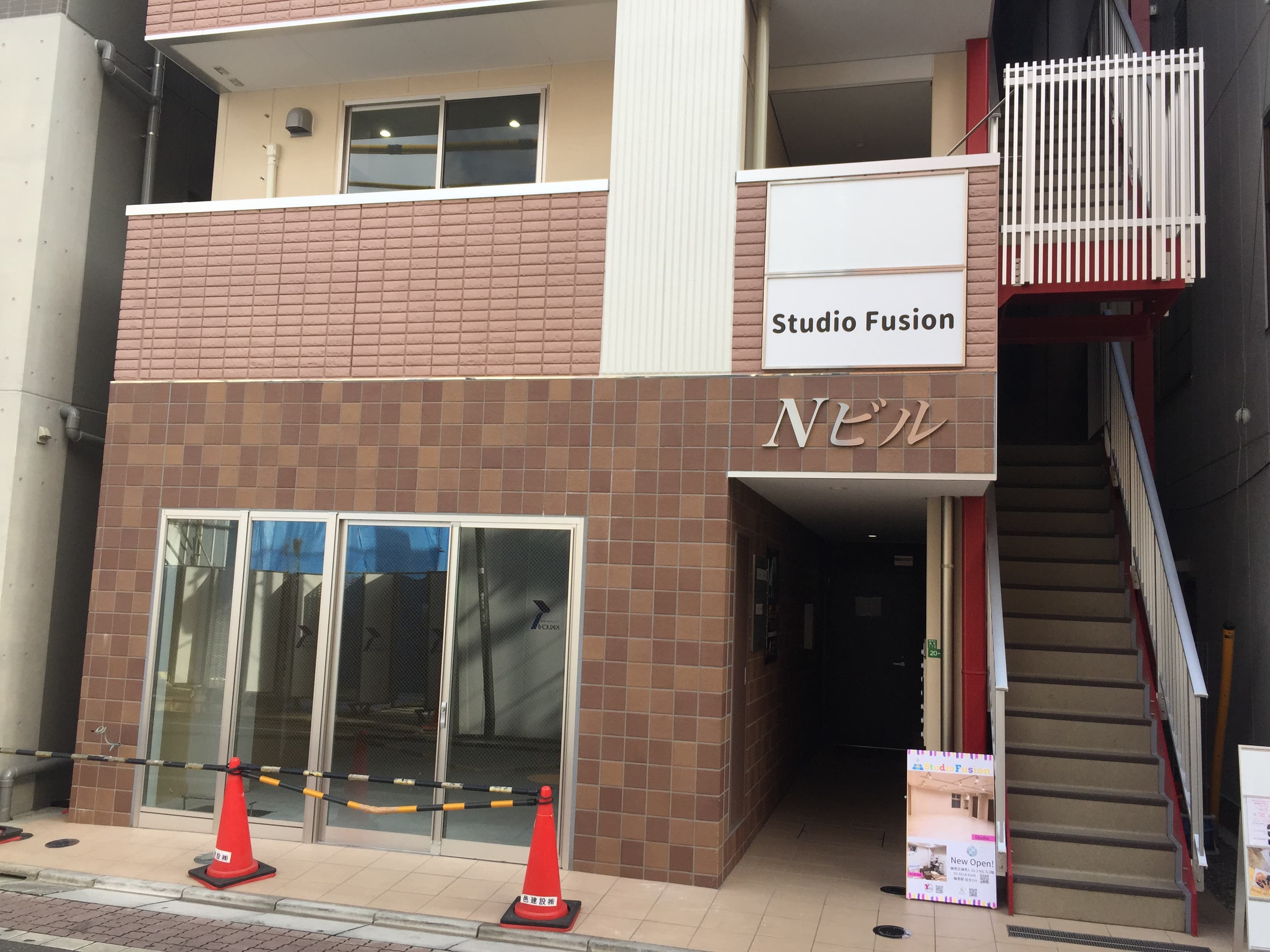 2F当スタジオのビル入口(エレベーターもございます)