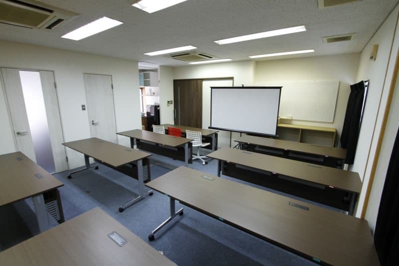 完全個室のwi-fi、電源完備!モニターやプロジェクターの貸し出しもあります