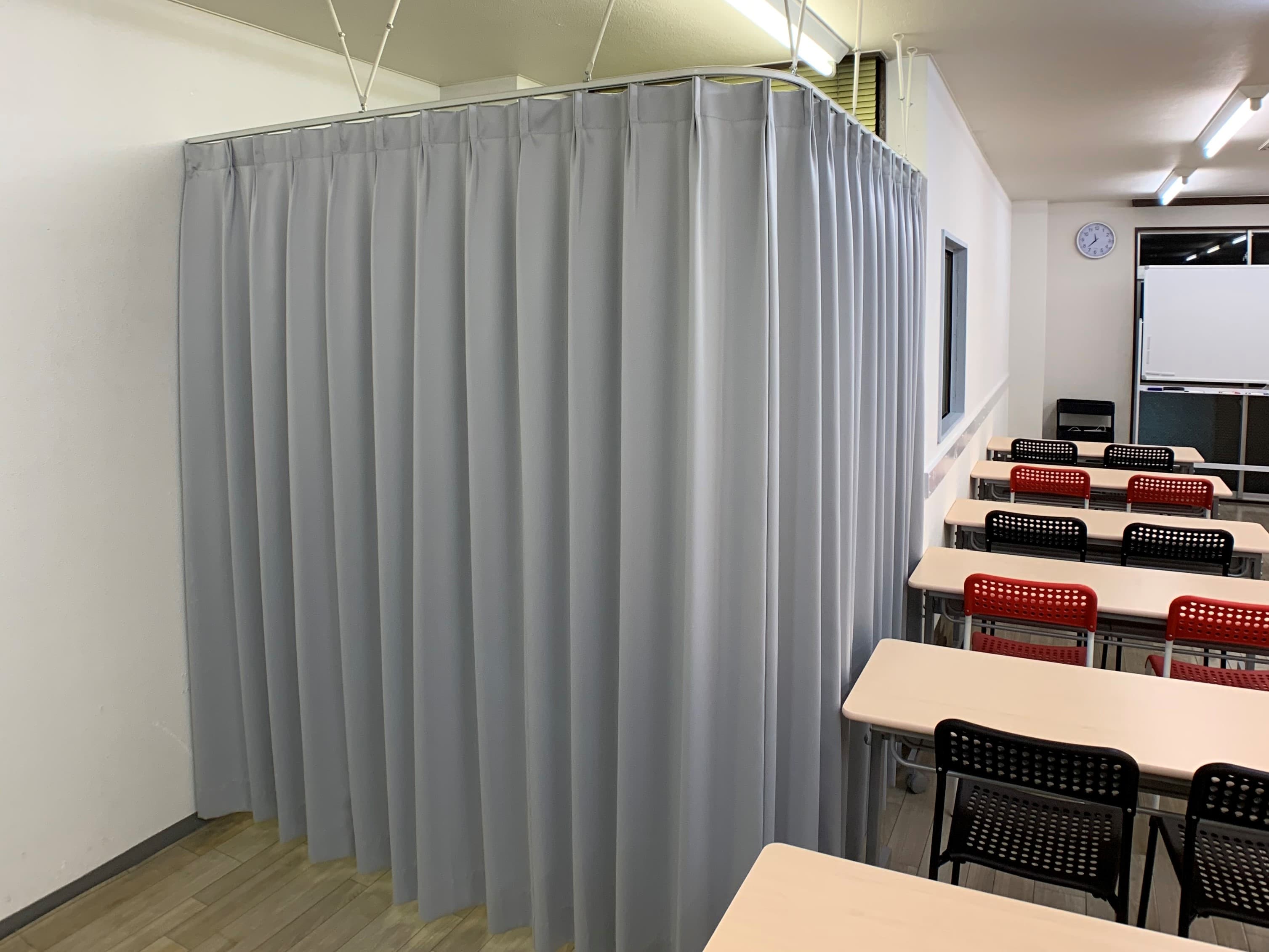 間仕切りスペース(カーテンクローズド時)です