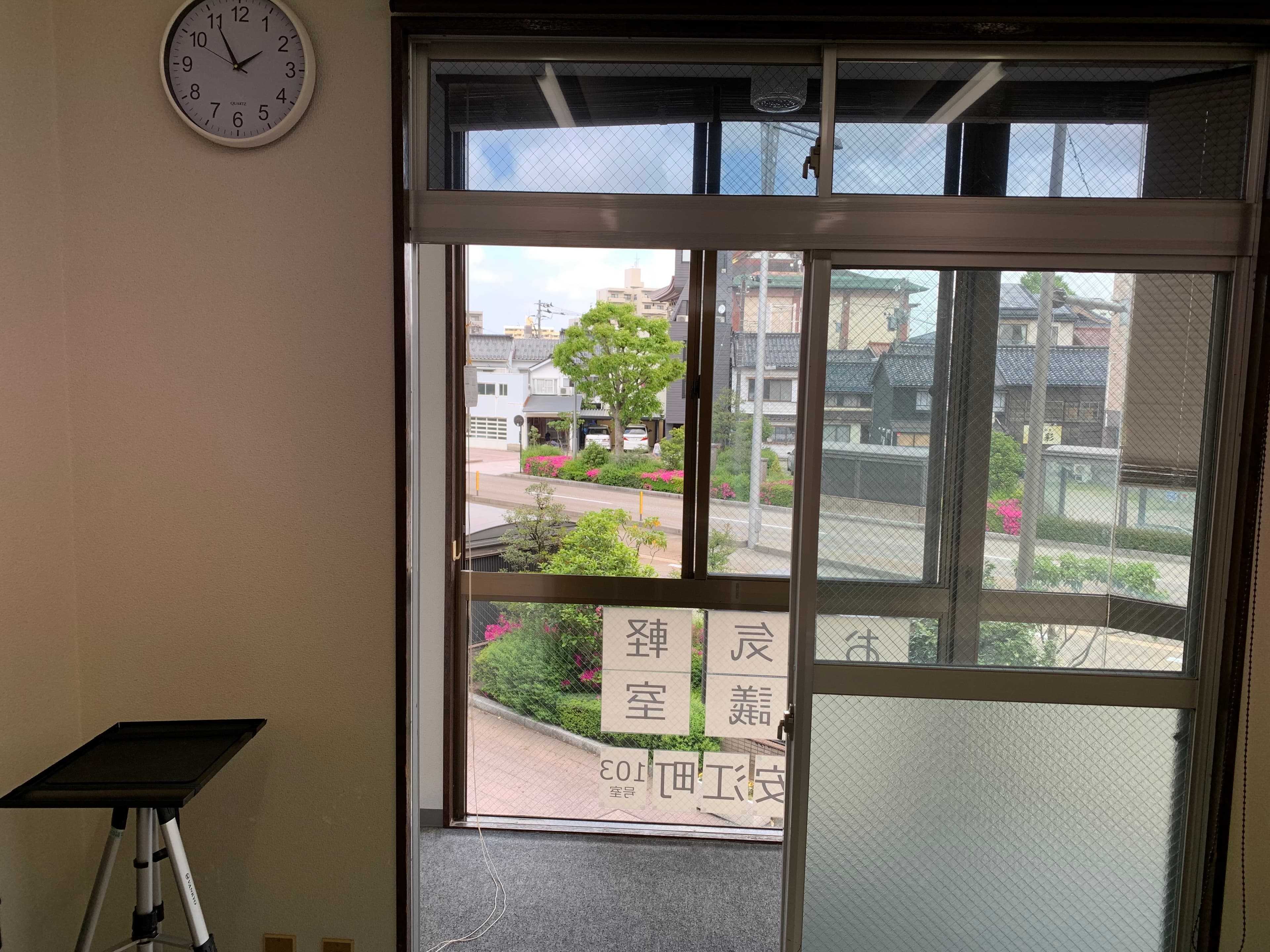 奥側に大きい窓があります