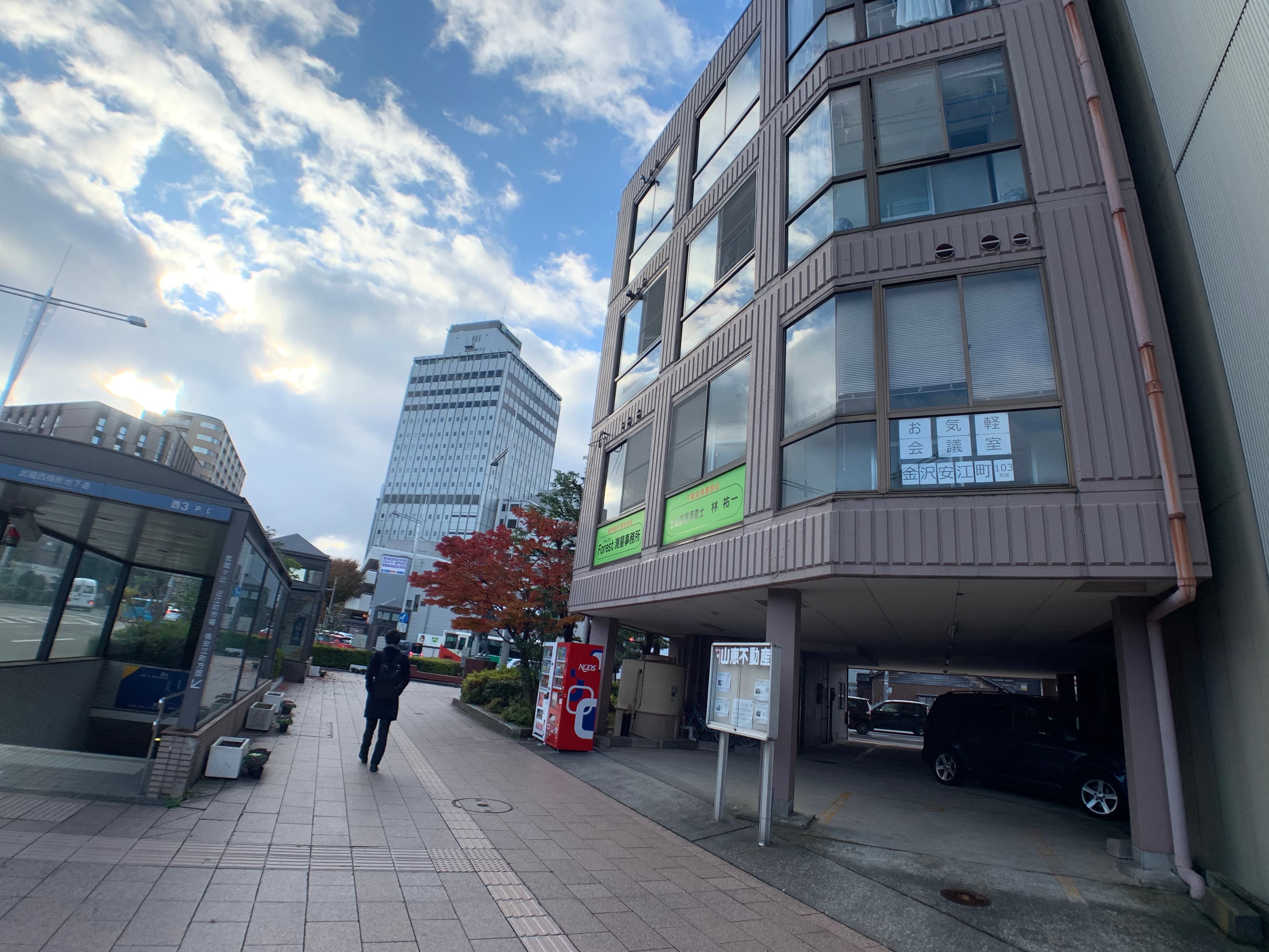 右手にあるビルがロイヤル山田です