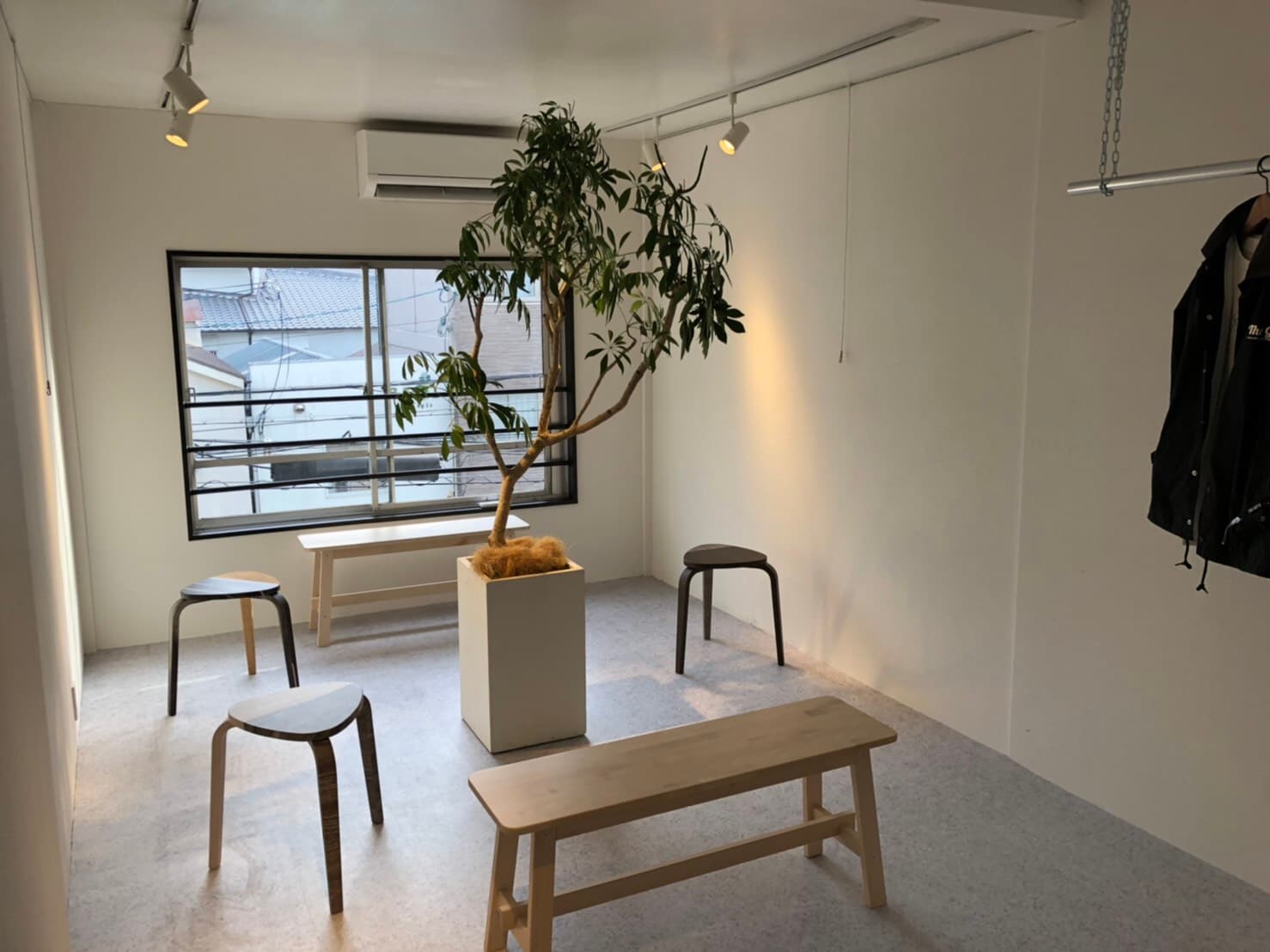 シート加工を施した椅子やハンガーラックをセッティング可能。