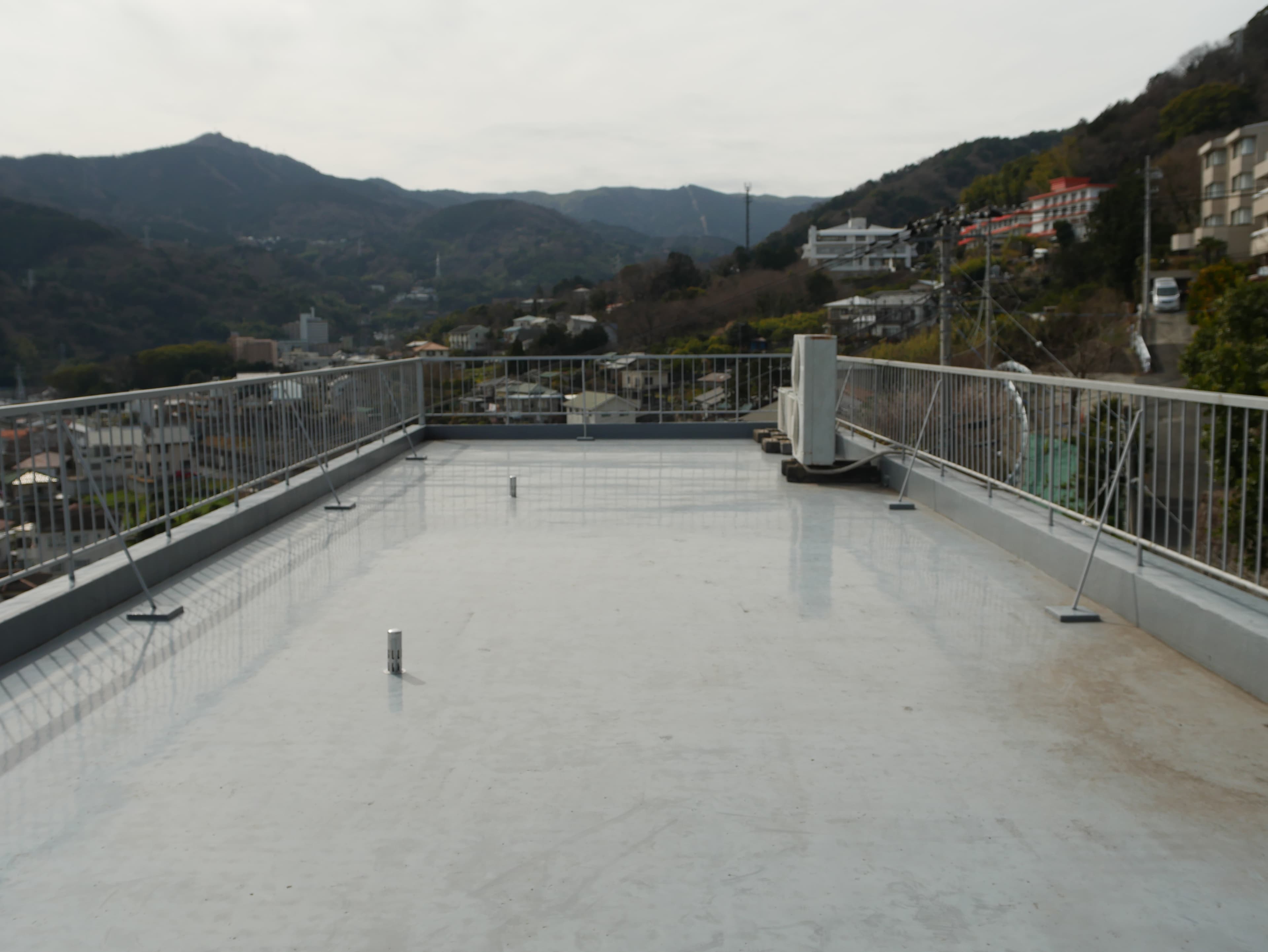 屋上。晴れた日には相模湾と東海道線の電車・新幹線が一望できる抜群のロケーションです。