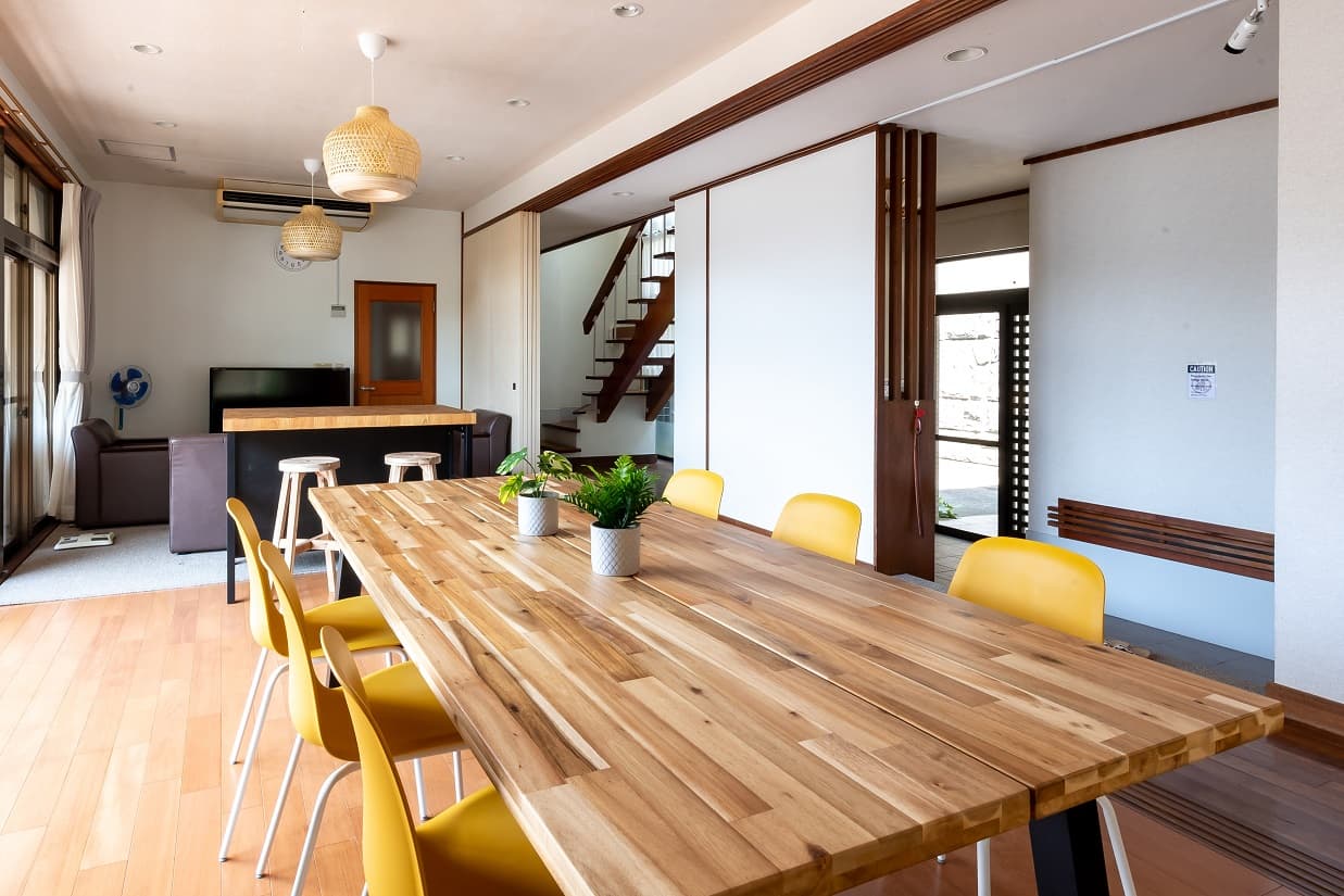 最大8名まで着席できるテーブル