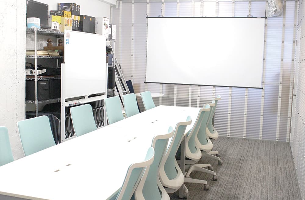 15名までの会議やミーティング、個人レッスンなどにおすすめです。 ホワイトボードは2台ございます。(壁掛け、可動式)また、壁掛け