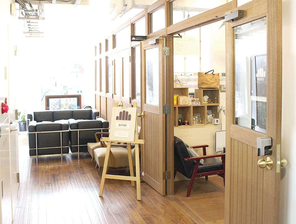 エレベーターで上がられると、4階に入り口がございます。