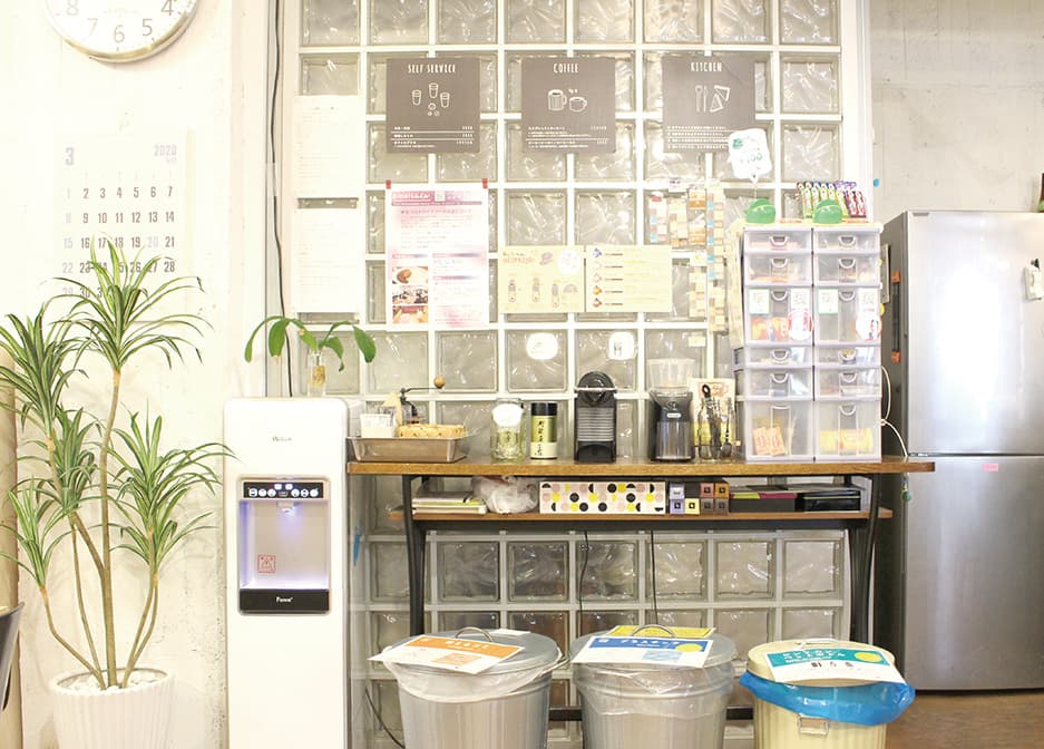 共用のコーヒーコーナーです。 ウォーターサーバーもございます。