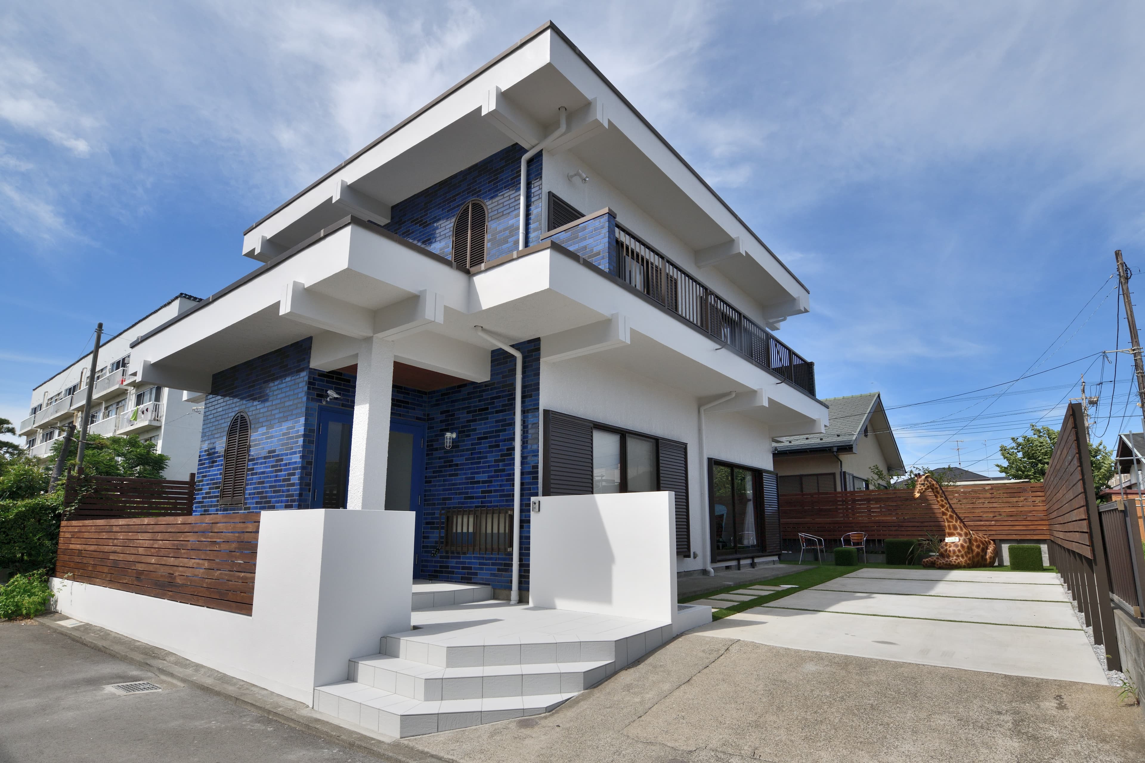 青いタイルが印象的な邸宅です