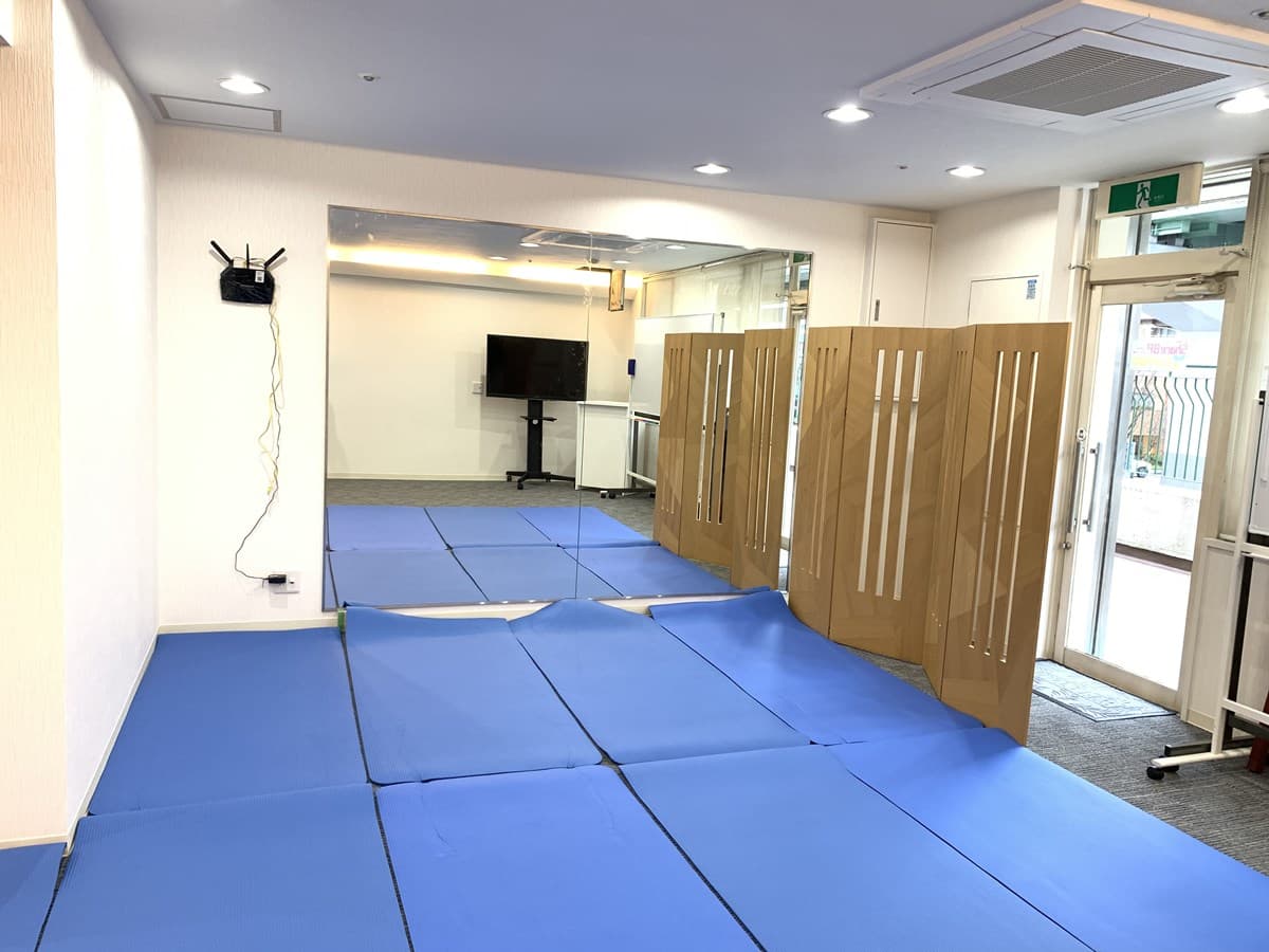 ヨガマットを敷き詰めた写真です。