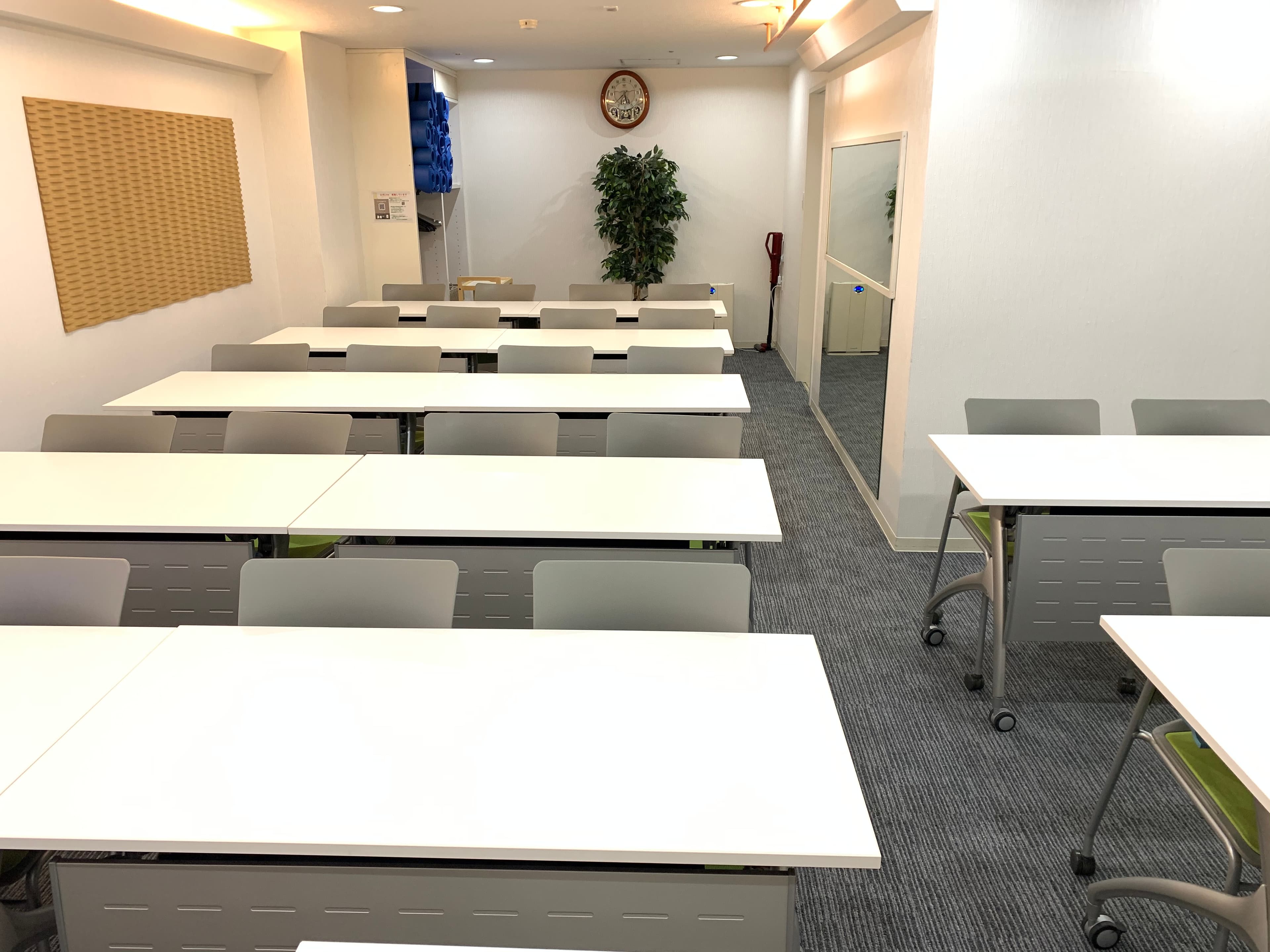 机を利用した場合の写真です。床に移動時復旧しやすいように参考になるピンを打っています。