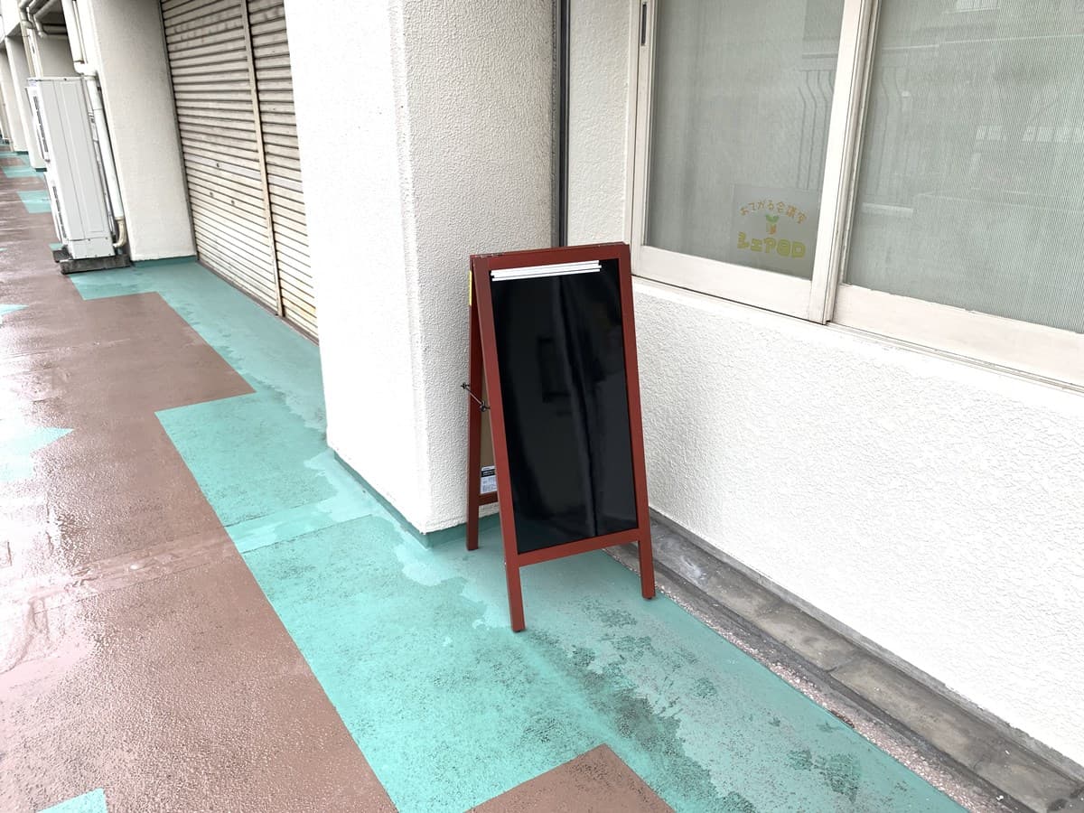 緑色の床部に案内板等を掲示することができます。(ご利用完了時はお部屋内にしまってください。)