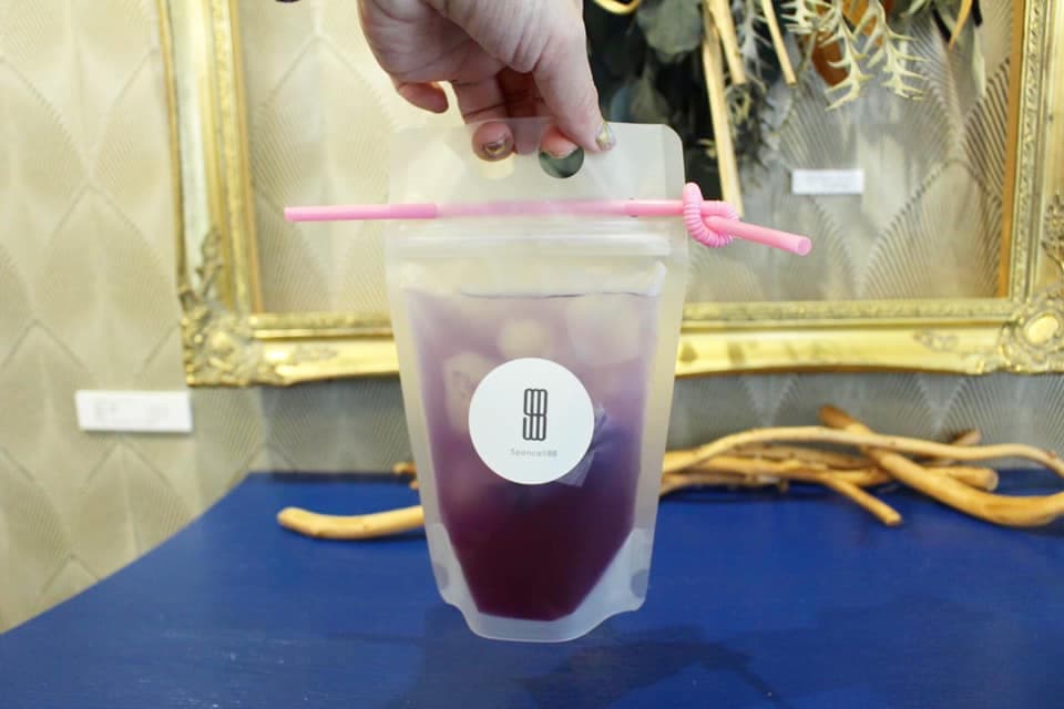 色が変わるハーブティー。こちらもお選びいただけます