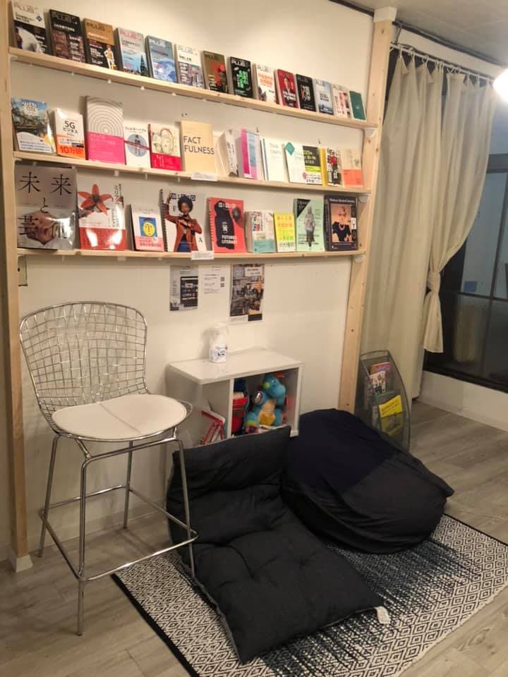 フリースペースにはクッションや子ども用おもちゃ