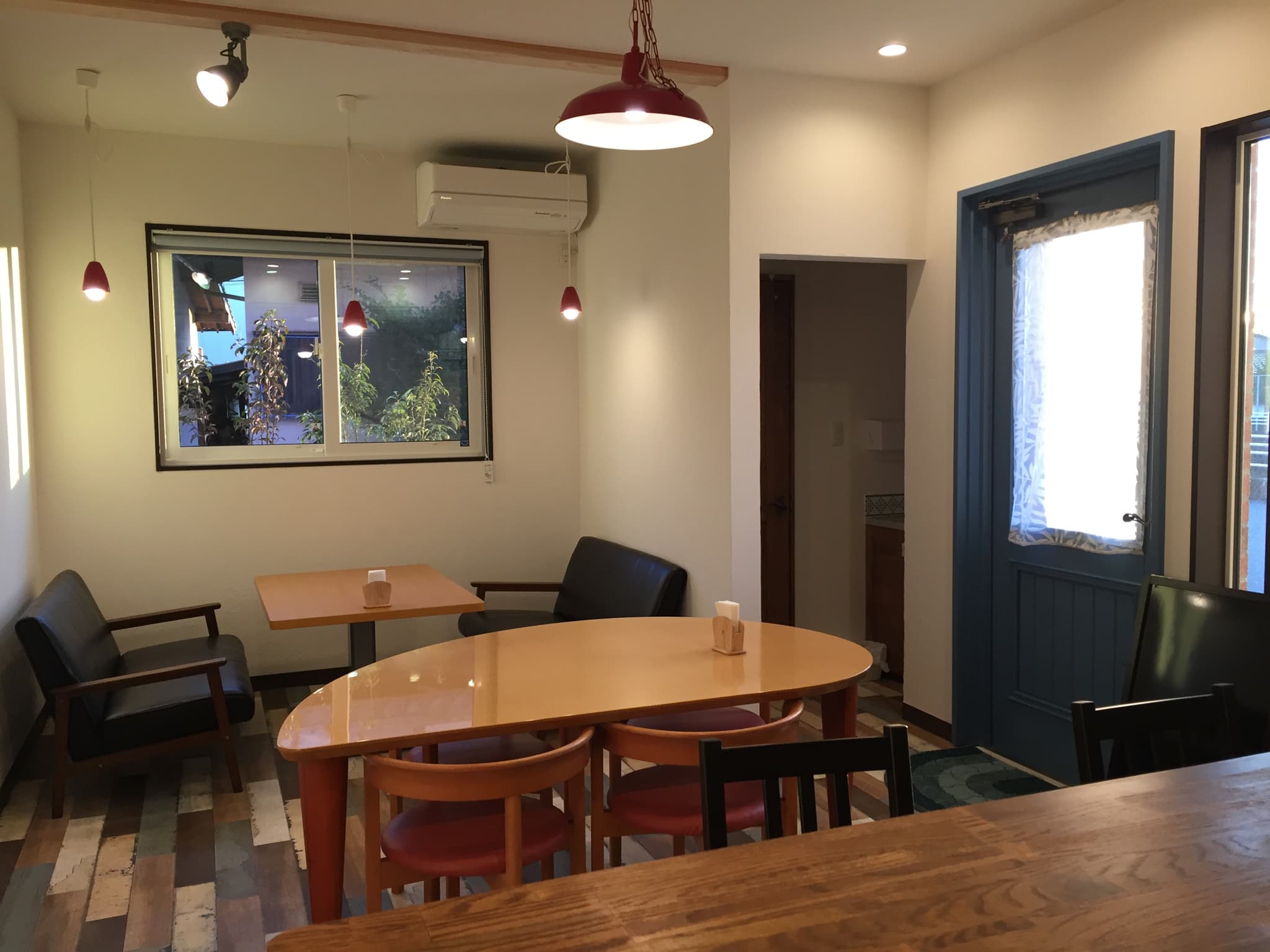 テーブル2台と、ソファ、椅子があります