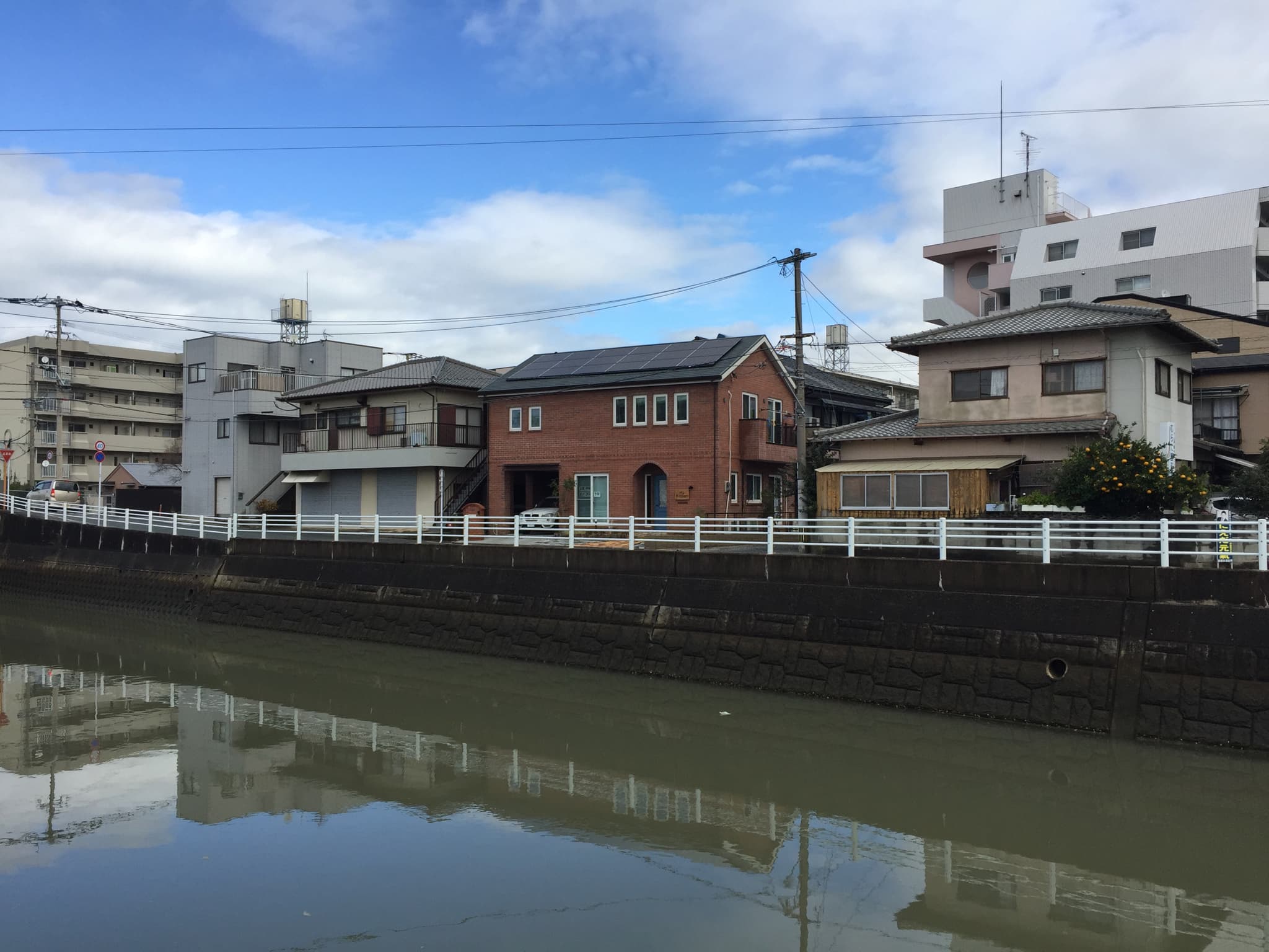 川沿いのレンガの建物です