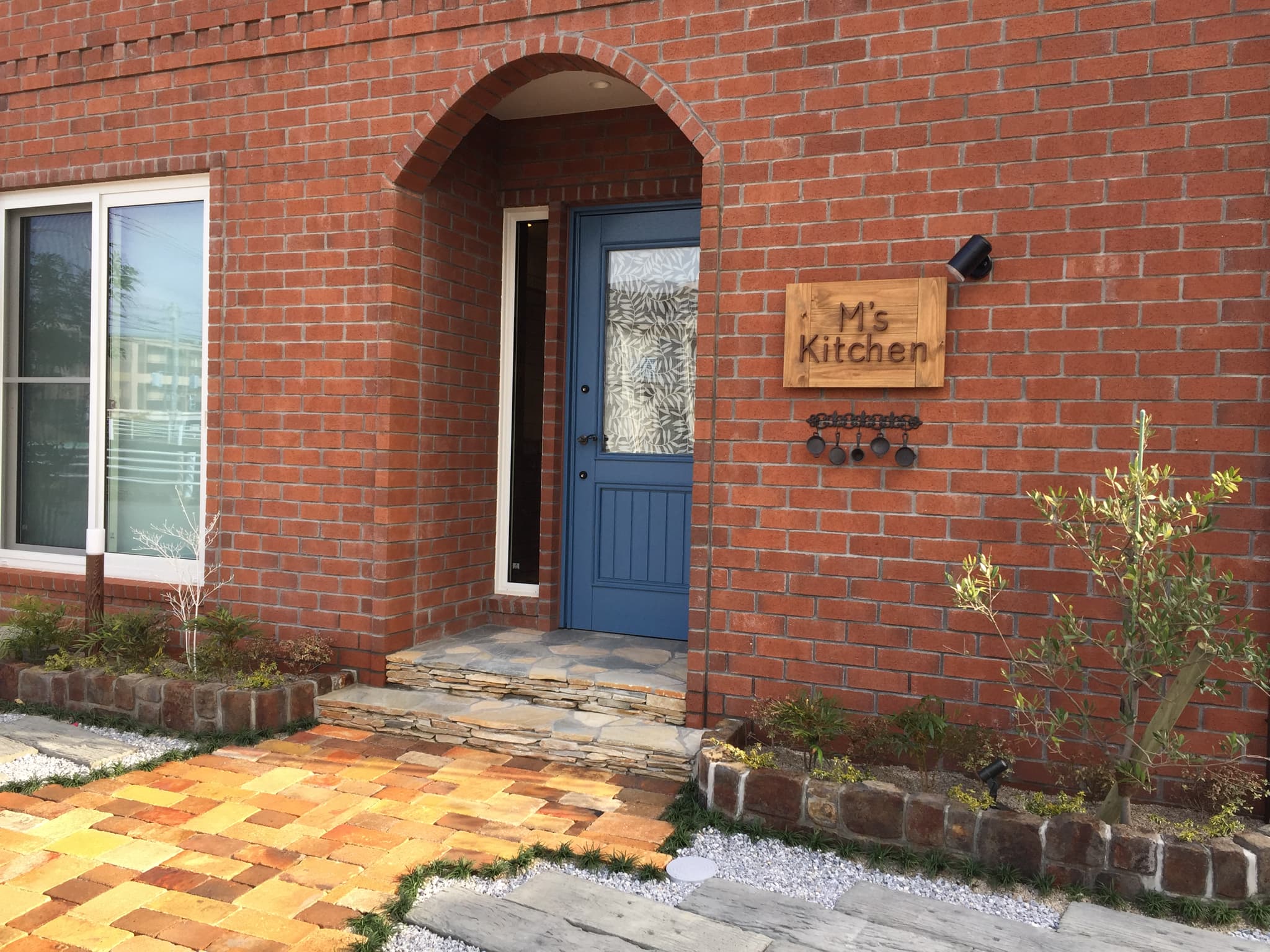 レンガのかわいらしい外観が目印です