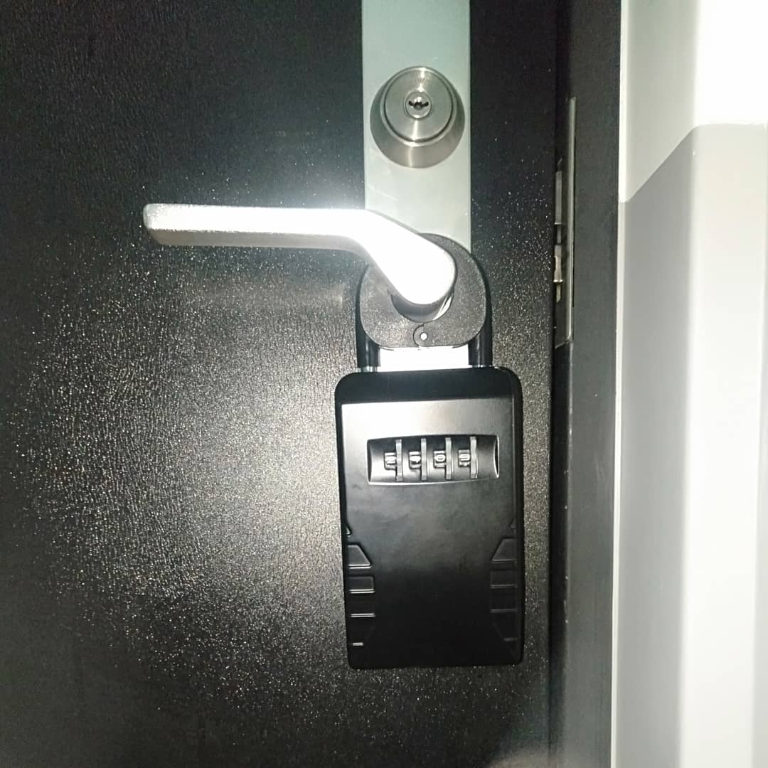 ジムのお部屋のドアにキーボックスがございます。番号を回していただくと鍵が入ってます