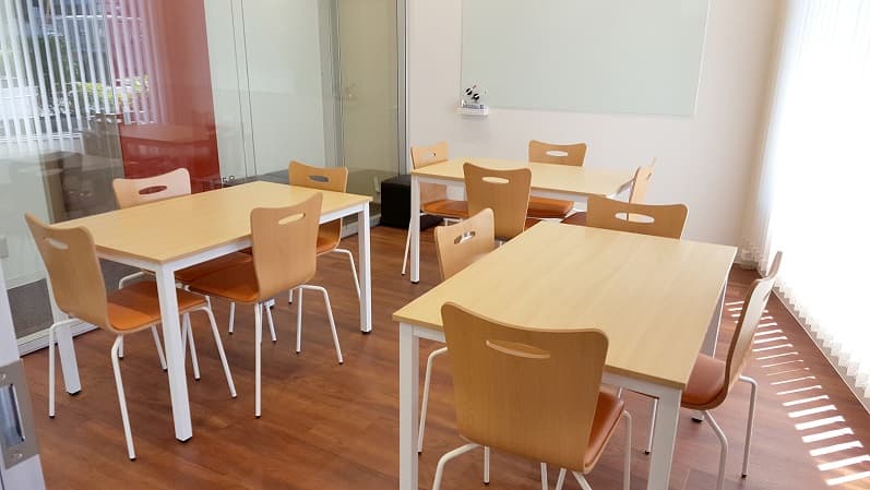 テ-ブルや椅子の配置を変えられます。