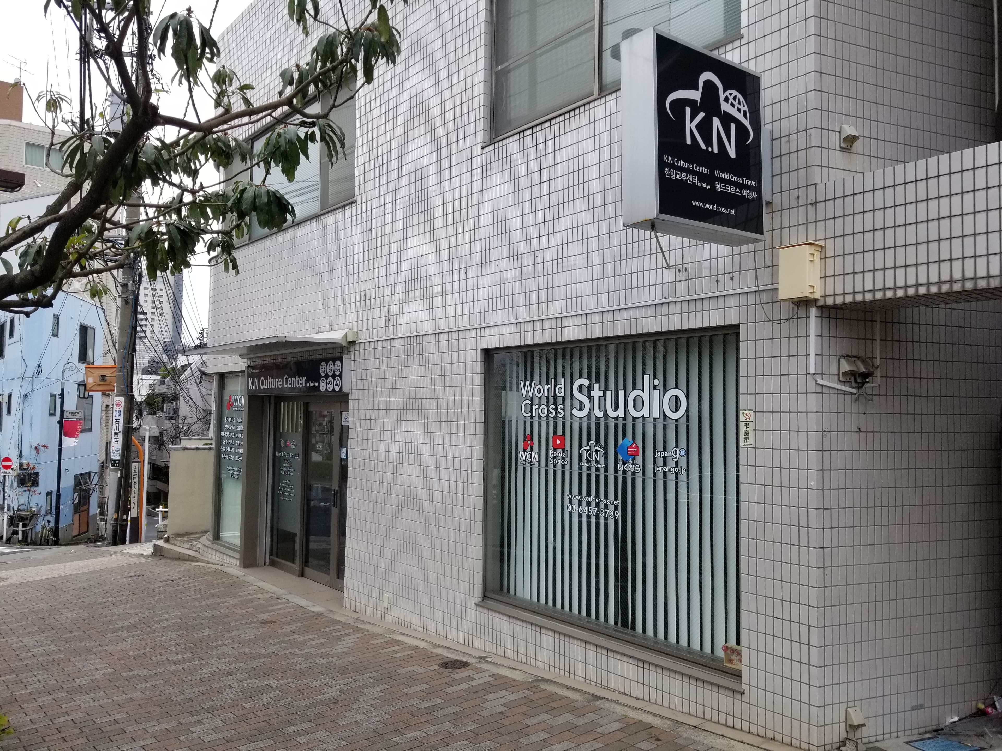 東新宿駅から徒歩10分の所に位置しています。建物の1階にあります。すぐ近くにコンビニもあり、買い物にも便利です。