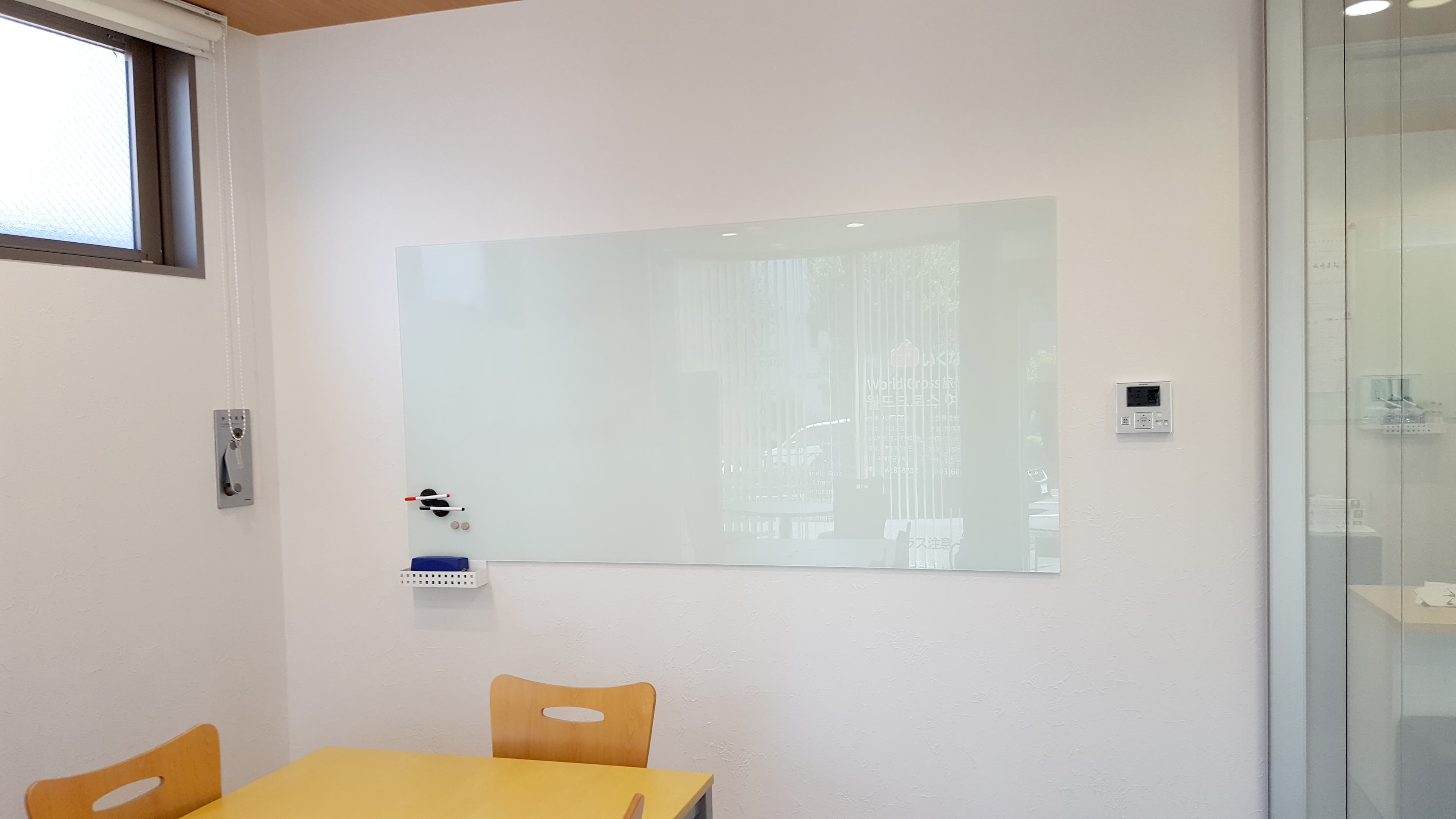 ホワイトボードが付いています。語学のレッスンや会議などにご利用ください。