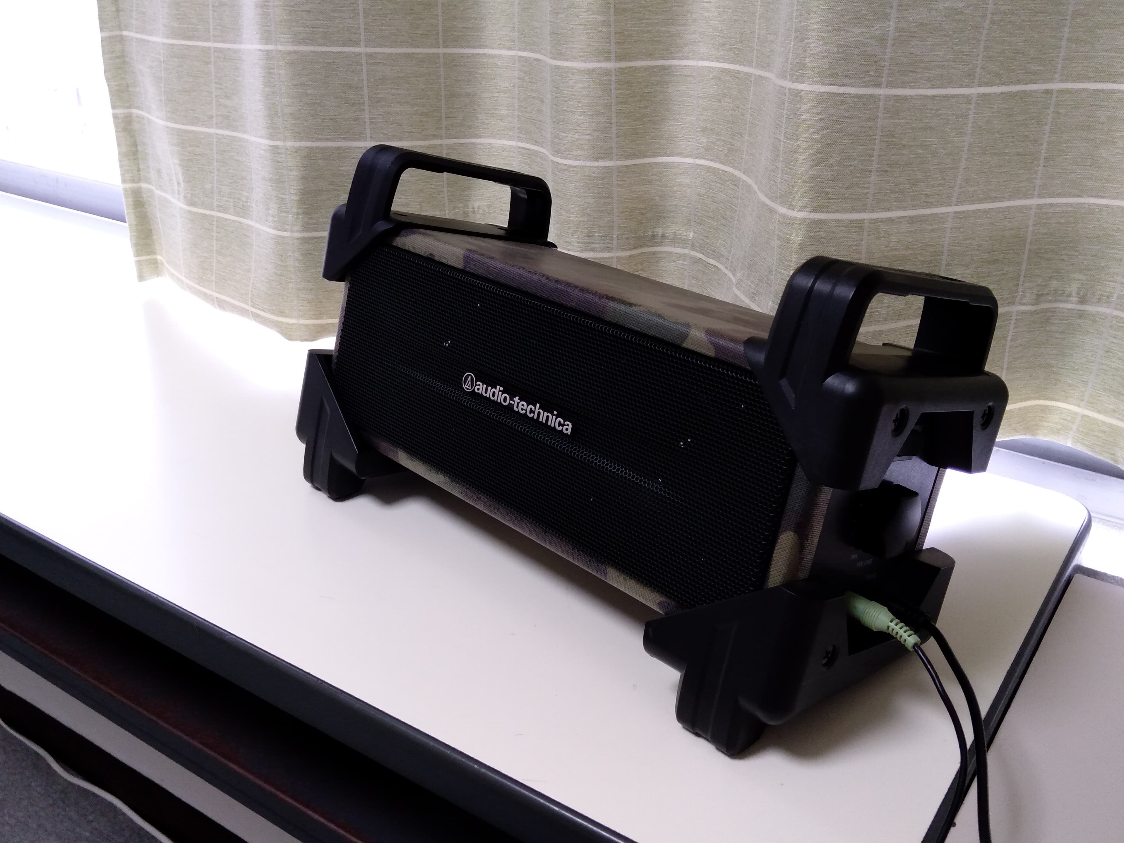 スピーカー設置しました。 携帯等のミニジャックと接続出来るタイプです。 オーディオテクニカ boogie box AT-SPB5