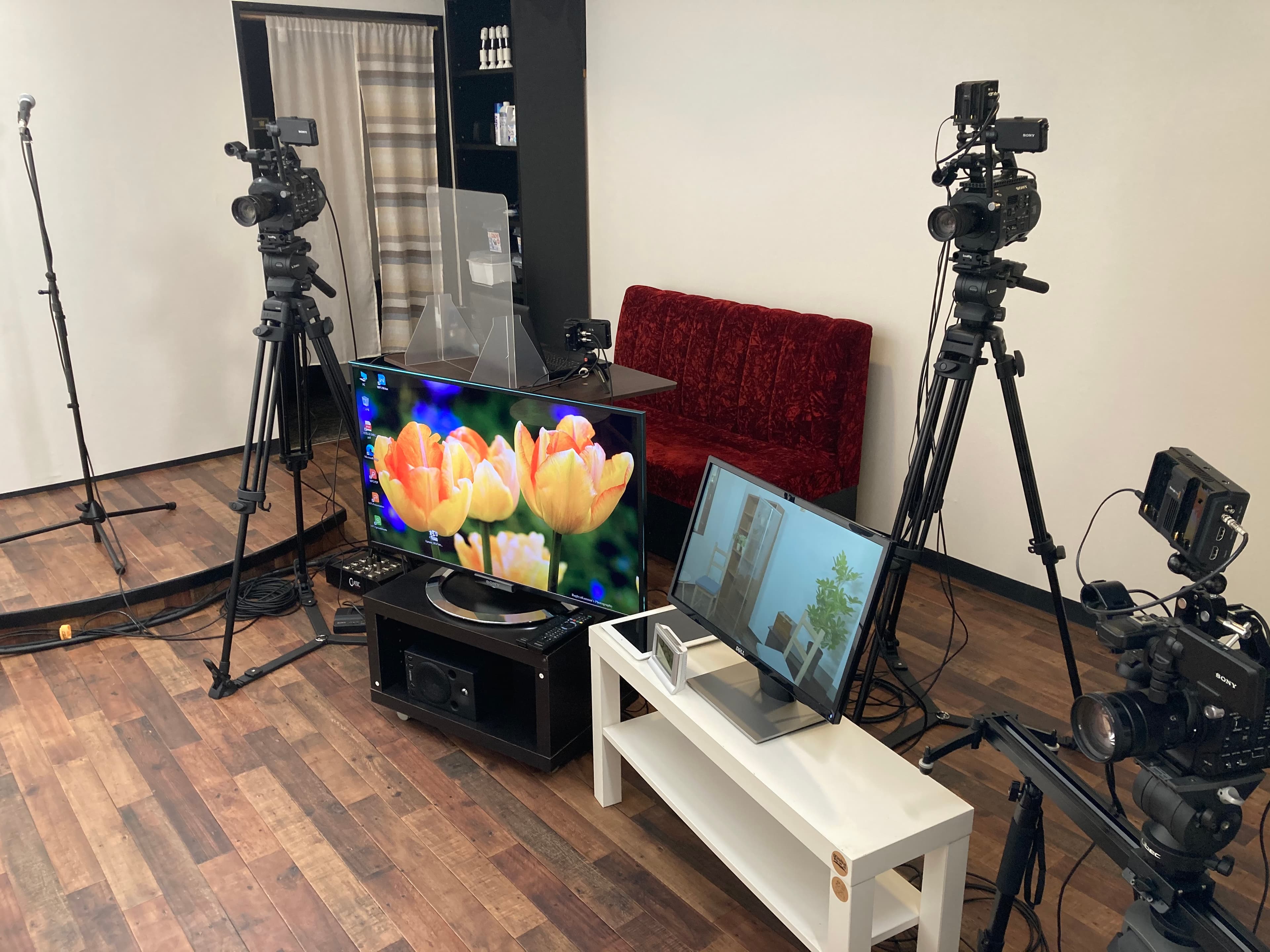 出演者用の返しモニターとコメント読みモニターを常設