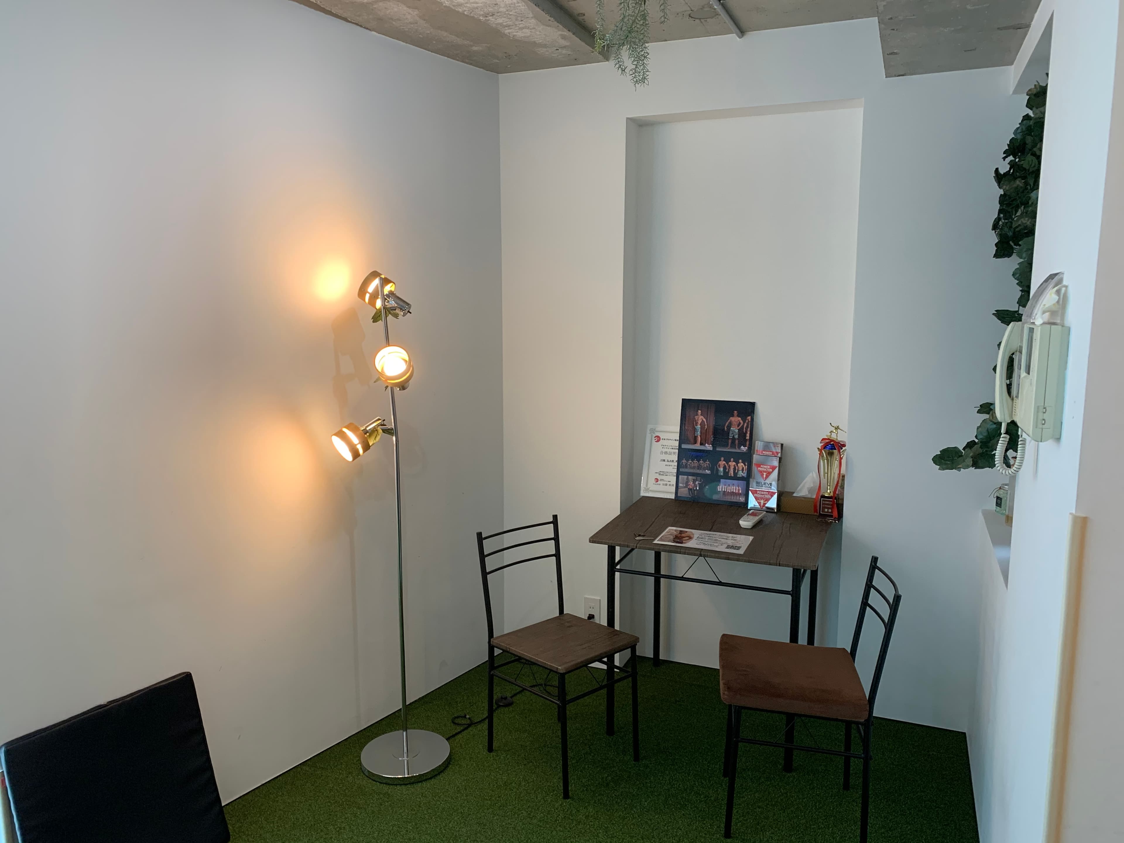 机1個、椅子2脚