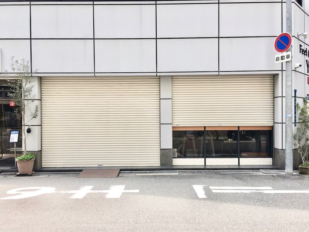 視覚性抜群の駅チカ1階角地スペース。平日・休日共に様々な年代の方が通られます。