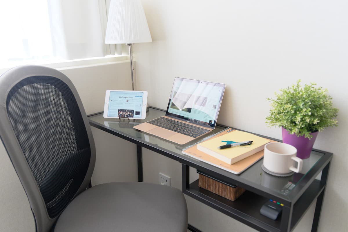 長時間作業でも背中が蒸れず、疲れにくいメッシュチェアに無料で変更可能