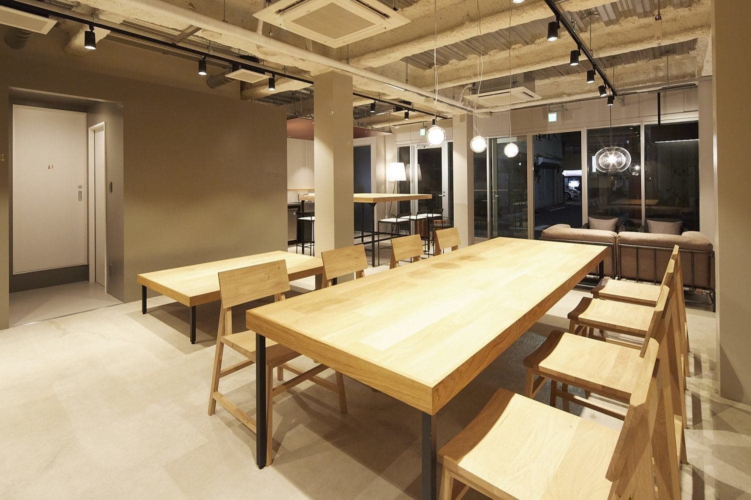 共有ラウンジです。貸切でのご利用はできません。