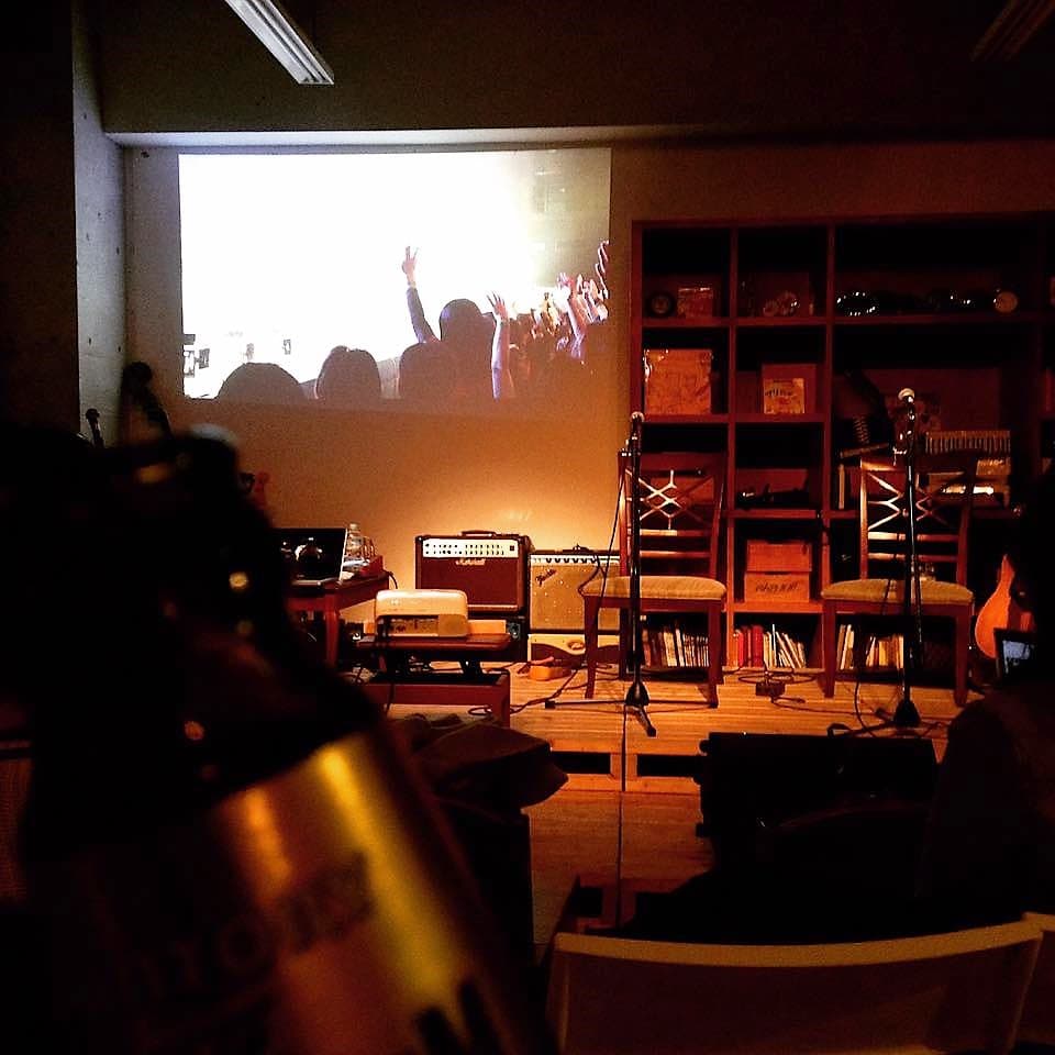 白壁にプロジェクターで映像を投影