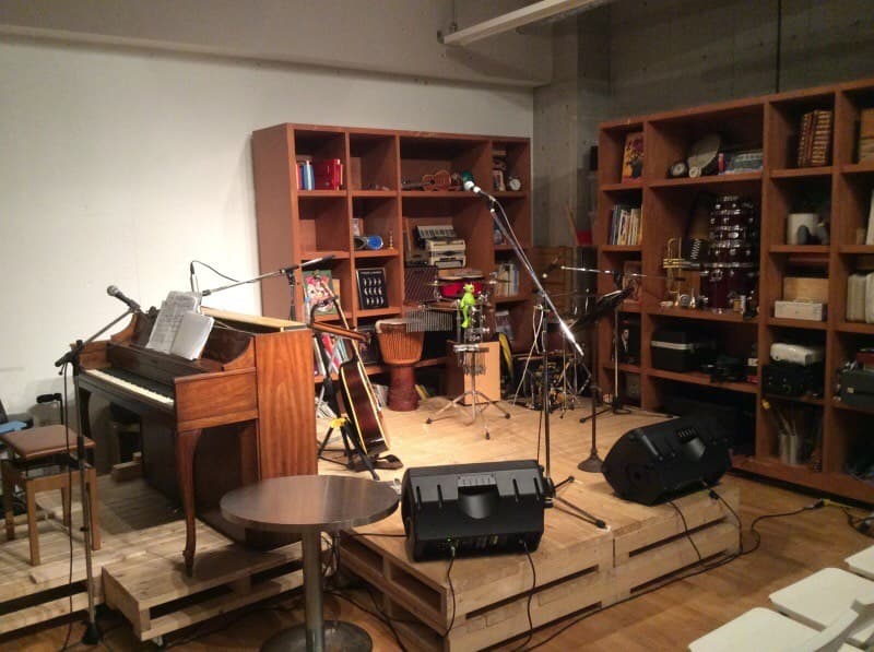 古い古いアコースティックピアノがあります