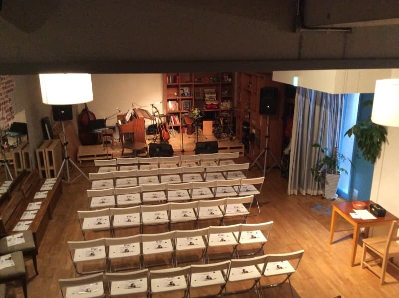 通常時の座りのキャパシティは85席ほど(通路にも丸椅子を並べます)