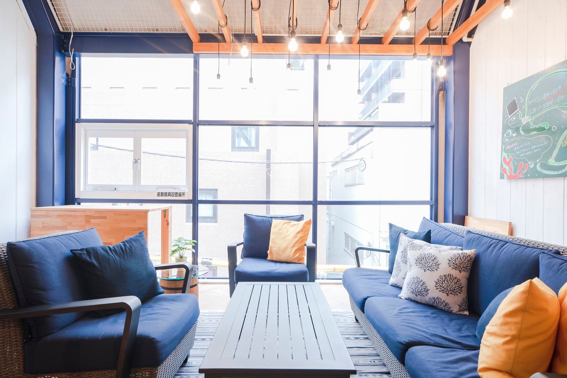 4人がけソファー 1つ 1人がけソファー 2つ のんびり過ごしていただけます