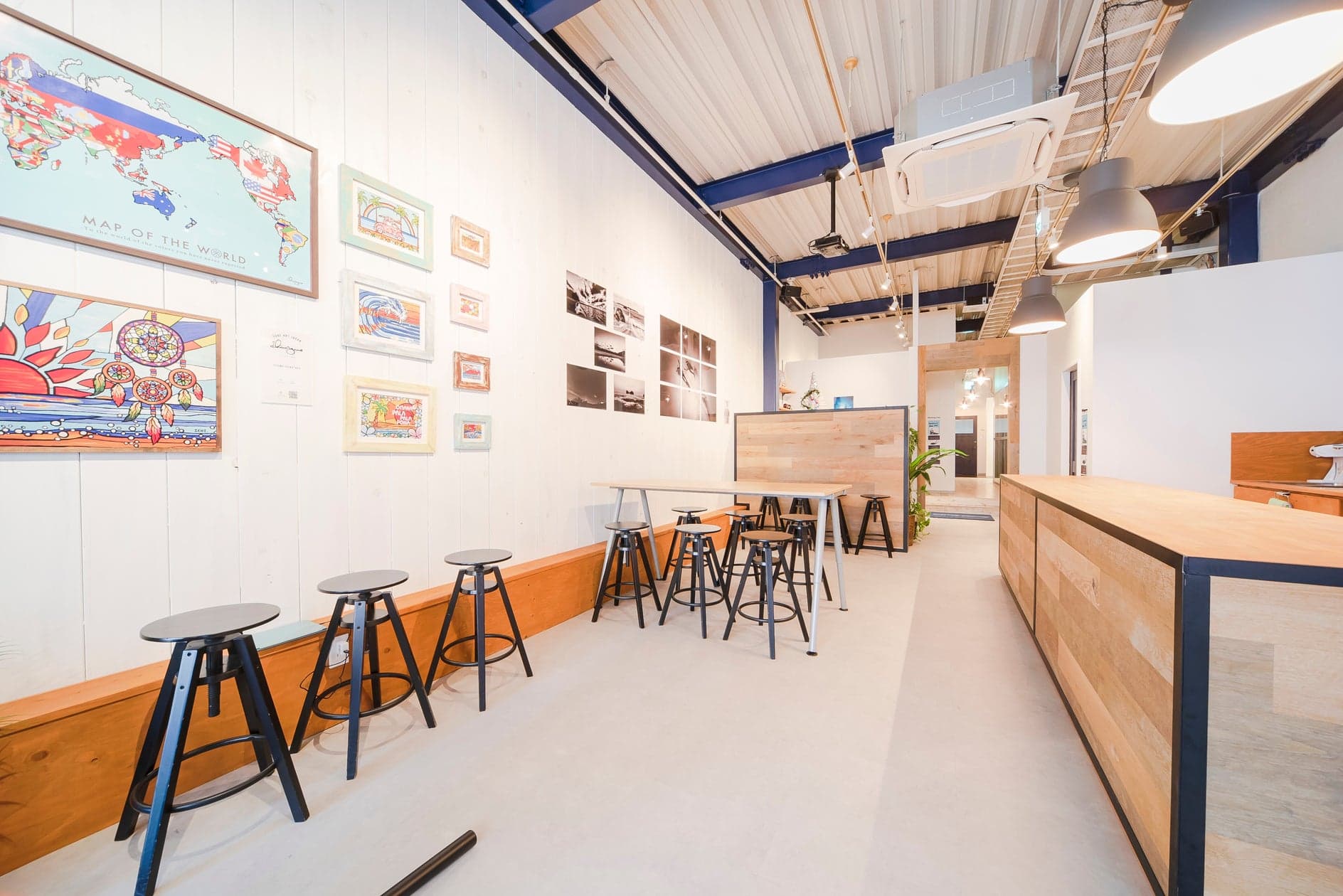 店舗奥から見た店内 広々とした空間