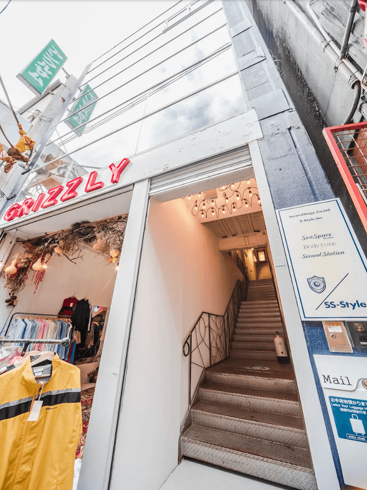 1階入り口 こちらの階段を上がって3階までお越しください