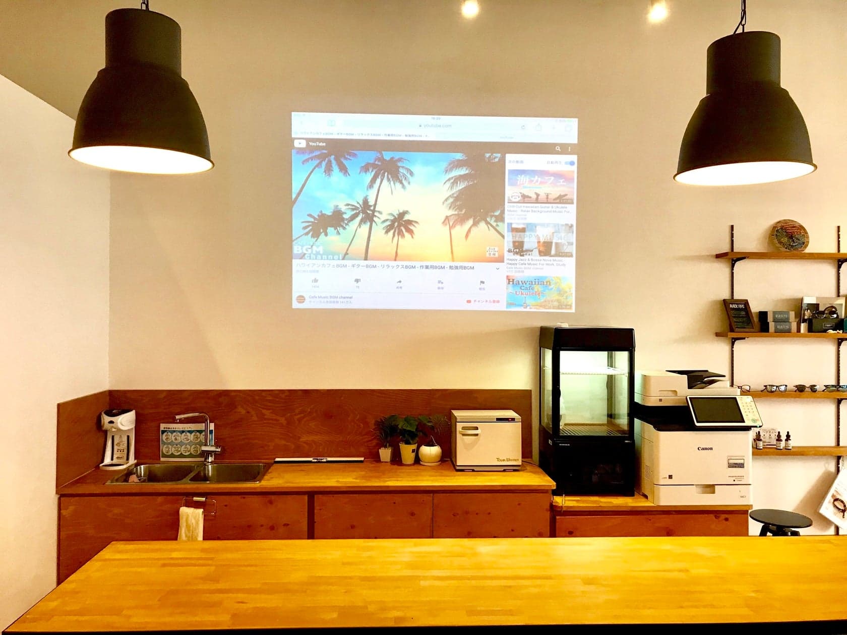 プロジェクターを設置しております 携帯やパソコンなどの映像を大画面に写すことができます 部屋を明るくしていても、映像が見えやす