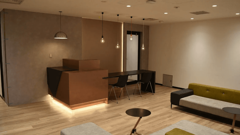 共有スペースでございます。休憩や待ち合わせなど広い用途でお使いいただけます。