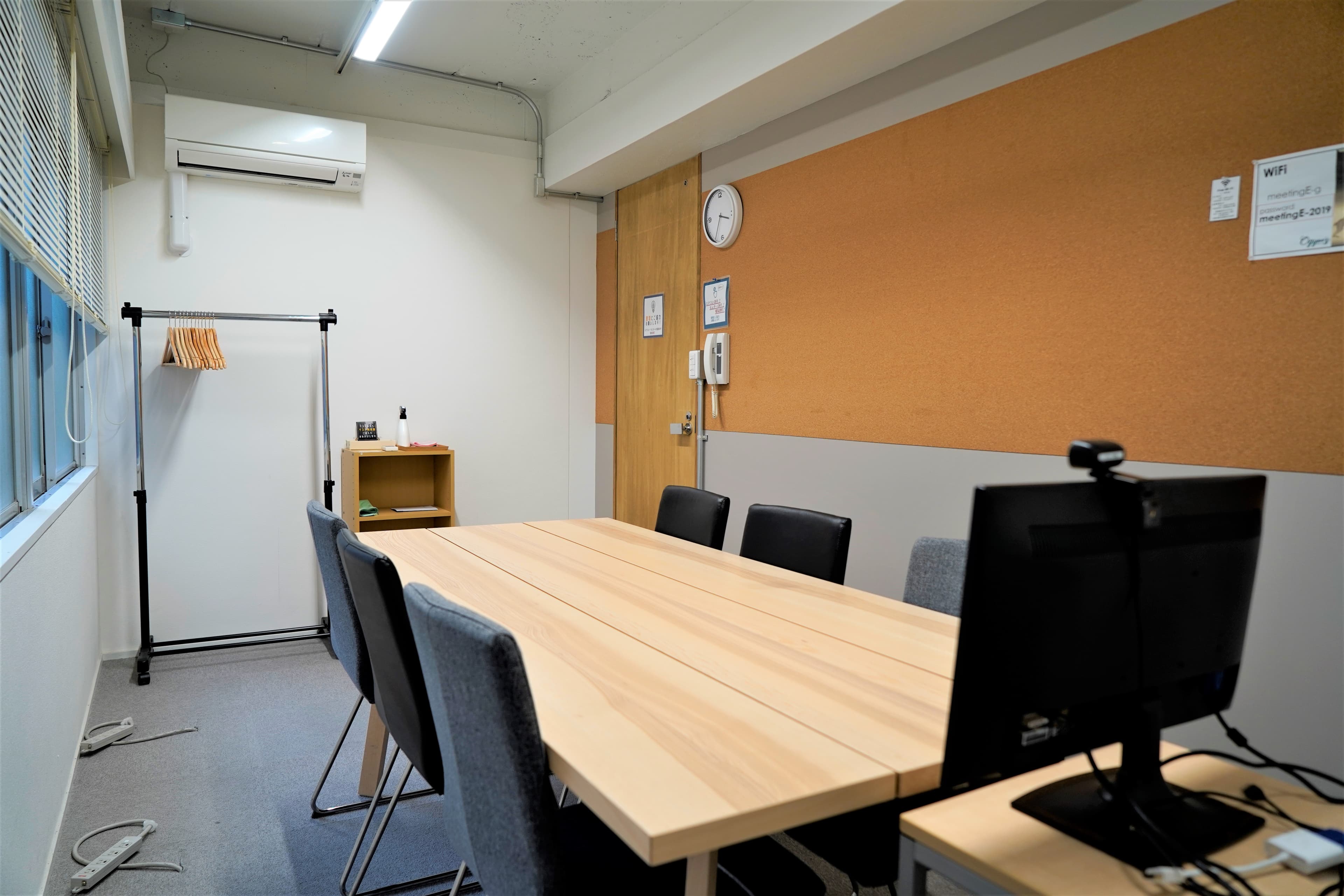 開閉できる大きな窓のある個室です。