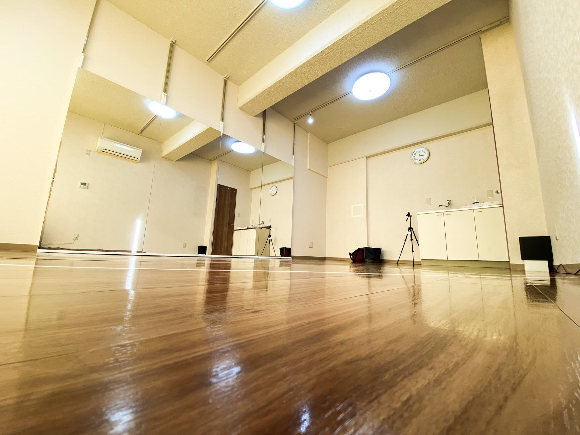 スタジオ手前右下からの写真です